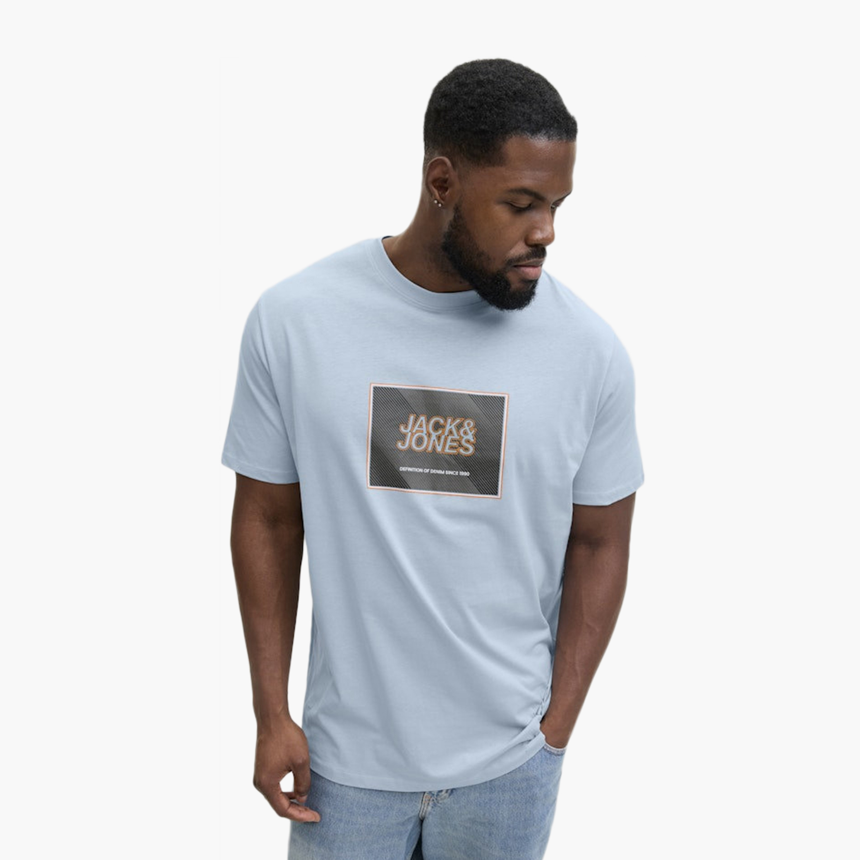 تي شيرت رجالي بلس بطبعة جرافيكية ورقبة دائرية وأكمام قصيرة من جاك آند جونز-men-clothing-tshirtsandpolos-tshirts-image-11