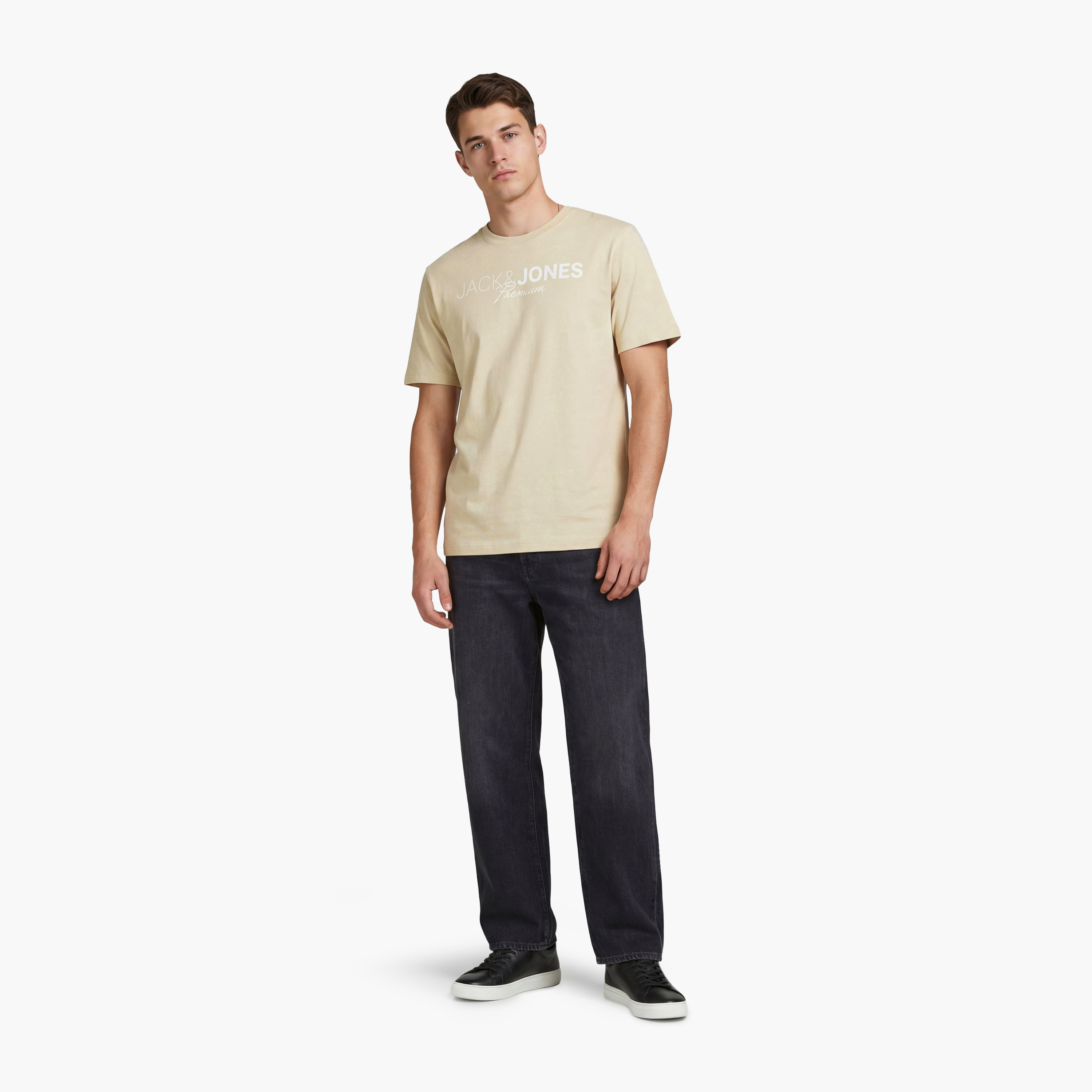 تي شيرت رجالي بأكمام قصيرة وياقة دائرية وطبعة شعار من جاك آند جونز-men-clothing-tshirtsandpolos-tshirts-image-16