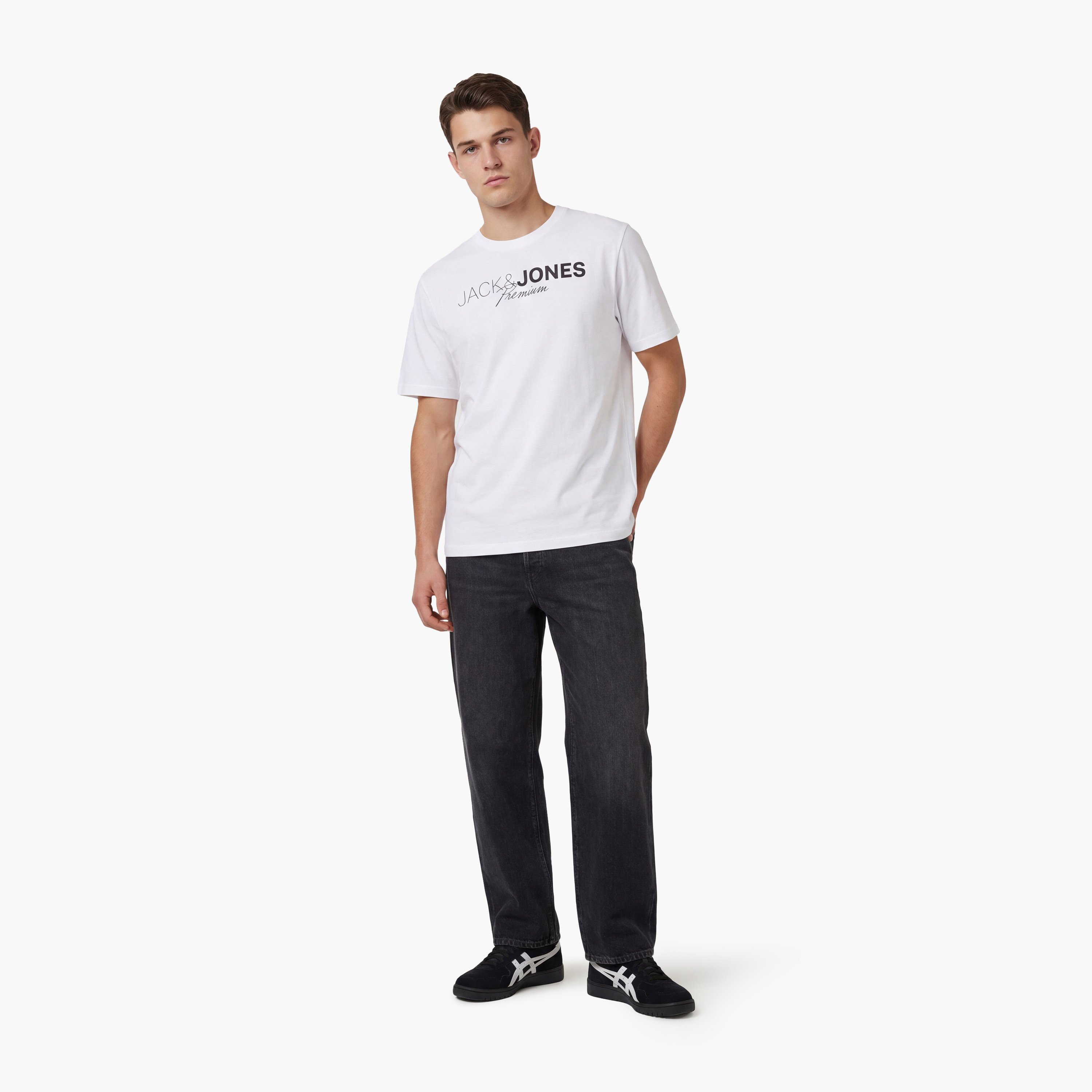 تي شيرت رجالي بأكمام قصيرة وياقة دائرية وطبعة شعار من جاك آند جونز-men-clothing-tshirtsandpolos-tshirts-image-2