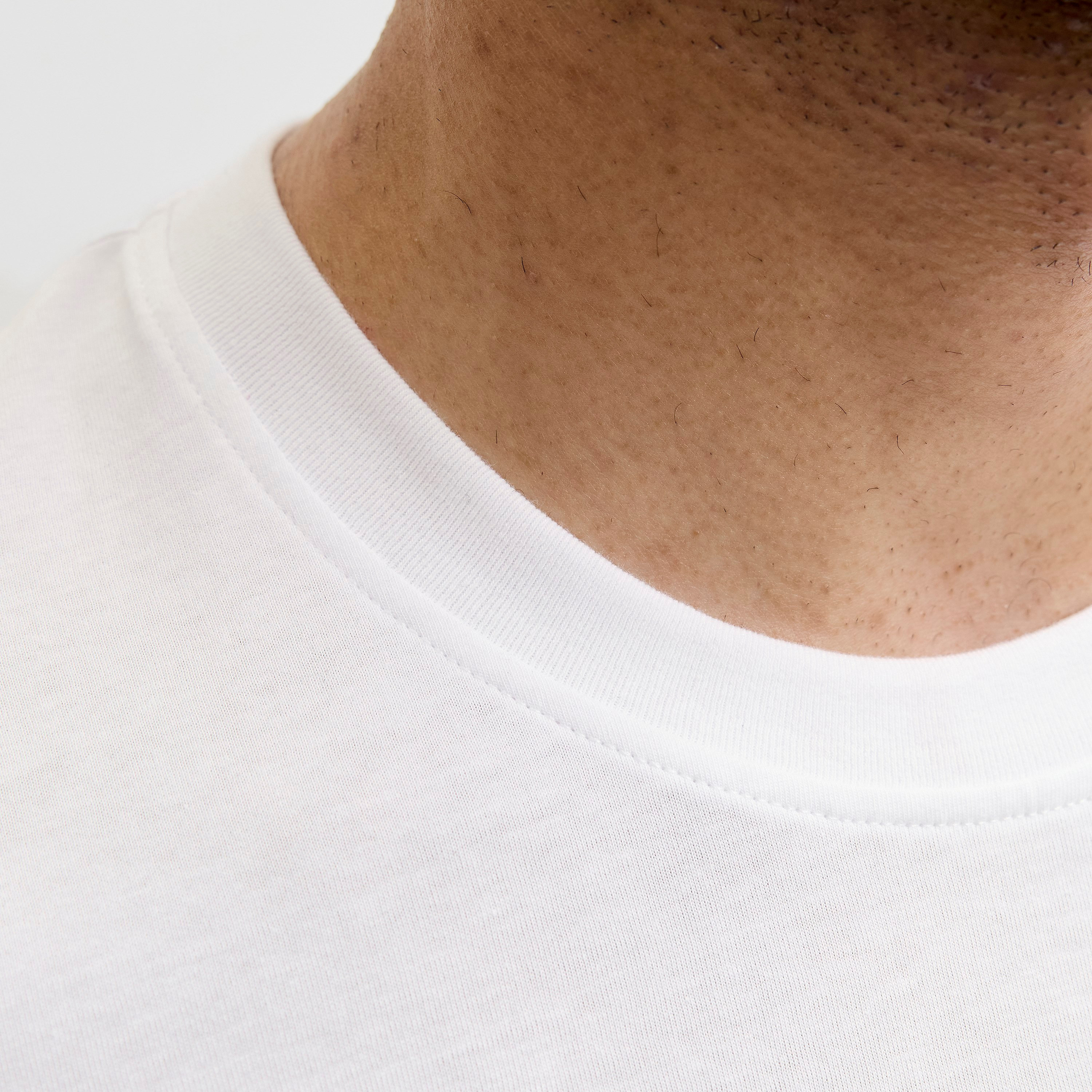 تيشيرت رجالي برقبة مستديرة وأكمام قصيرة بشعار مطبوع من جاك آند جونز-men-clothing-tshirtsandpolos-tshirts-image-21