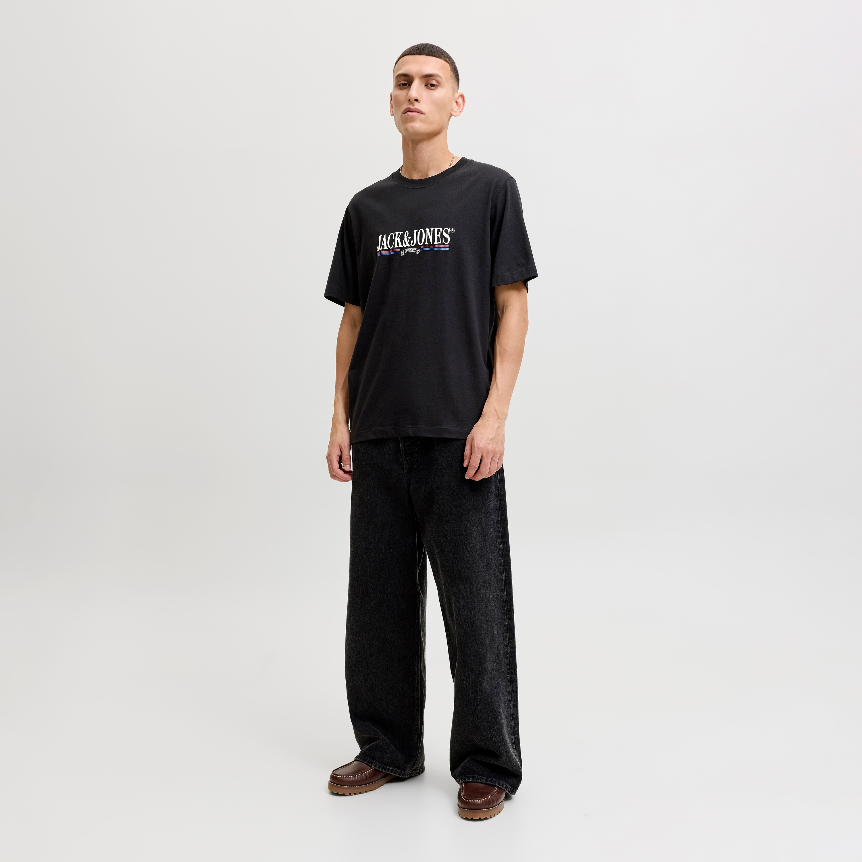 تيشيرت مطبوع برقبة مستديرة وأكمام قصيرة رجالي من جاك آند جونز-men-clothing-tshirtsandpolos-tshirts-image-2