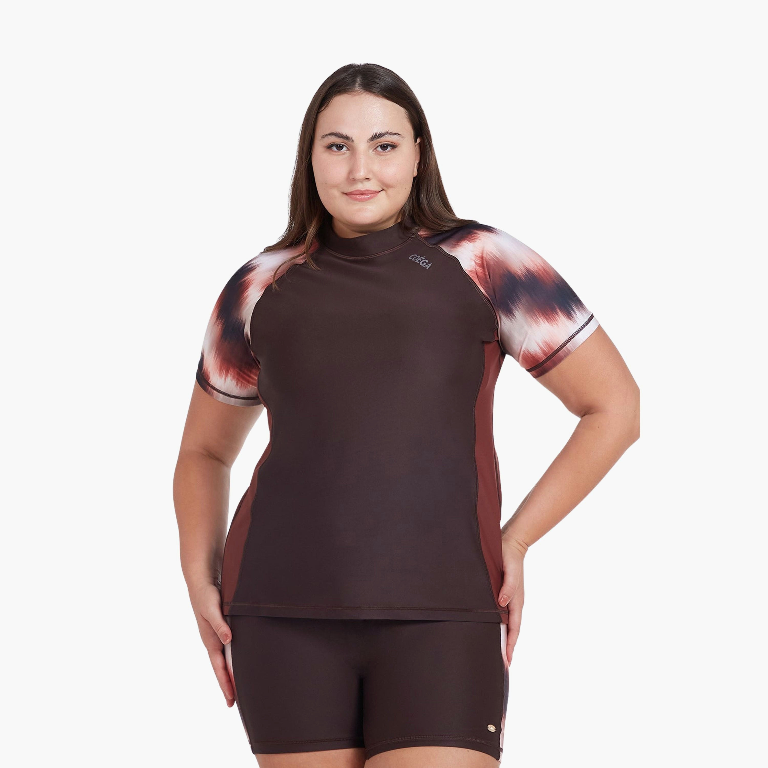 كويغا - قميص سباحة نسائي قصير الأكمام مقاوم للطفح الجلدي بلون الشوكولاتة-women-clothing-swimandbeach-swimsuits-image-1