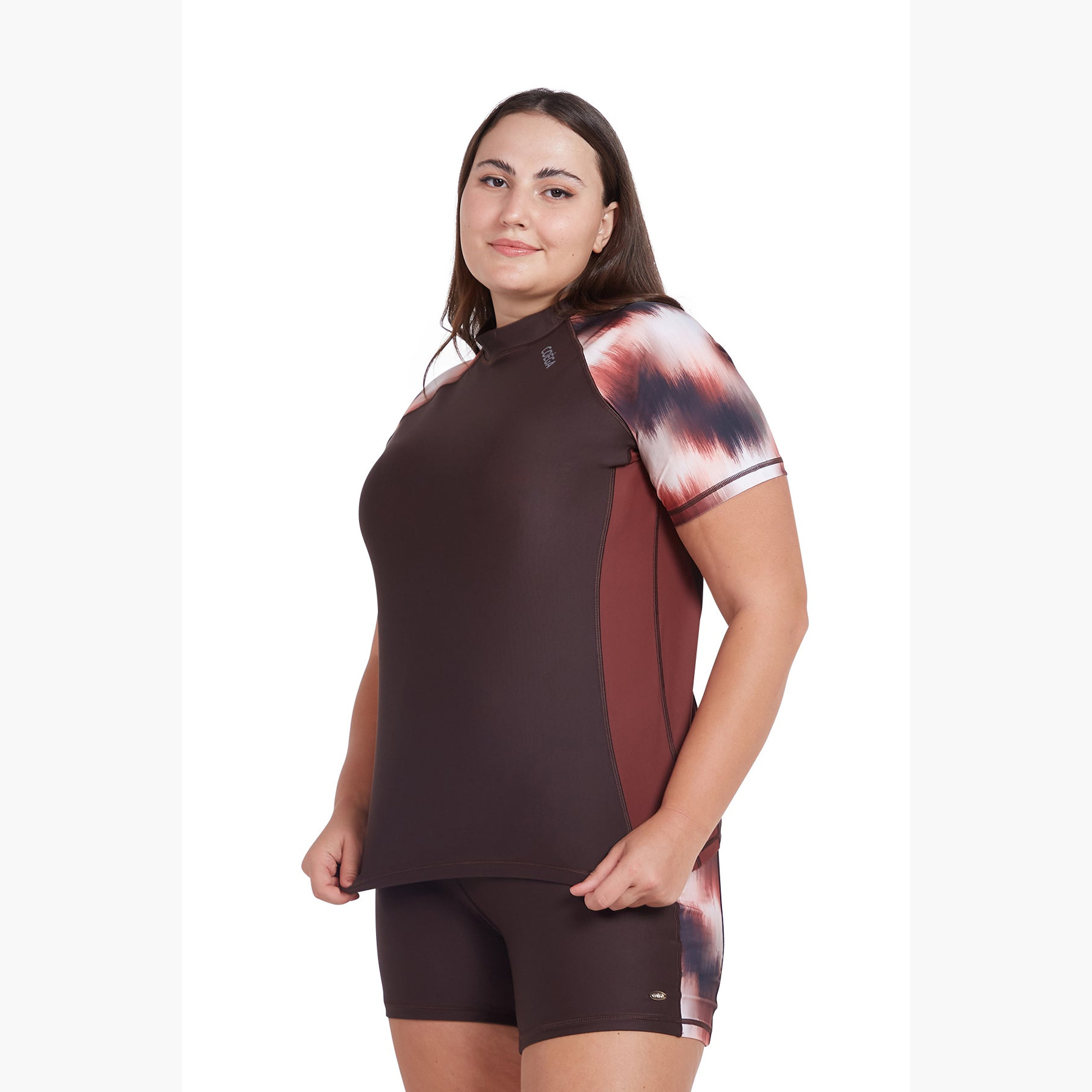 كويغا - قميص سباحة نسائي قصير الأكمام مقاوم للطفح الجلدي بلون الشوكولاتة-women-clothing-swimandbeach-swimsuits-image-2