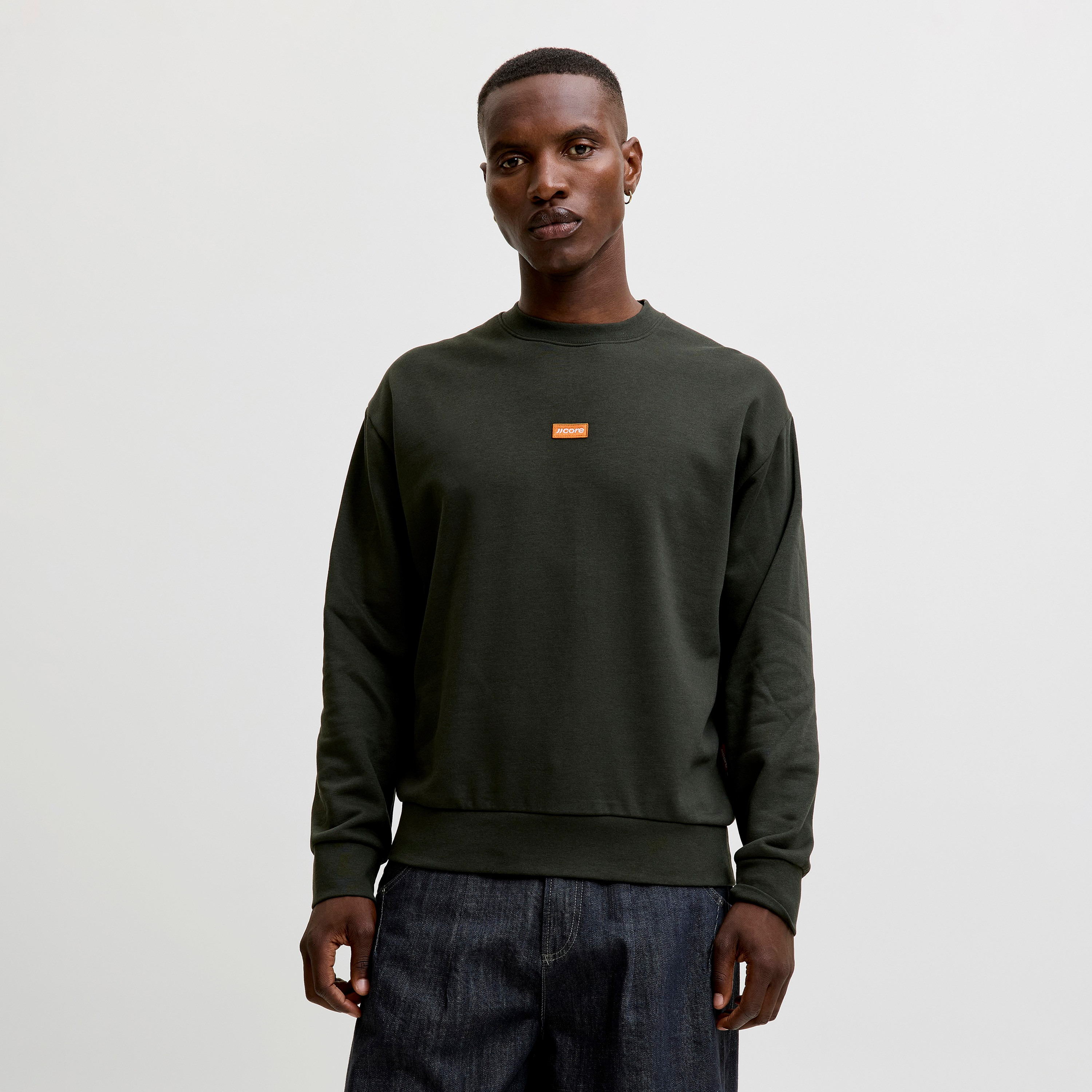 سويت شيرت رجالي سادة برقبة مستديرة وأكمام طويلة من جاك آند جونز-men-winterwear-hoodiesandsweatshirts-image-1