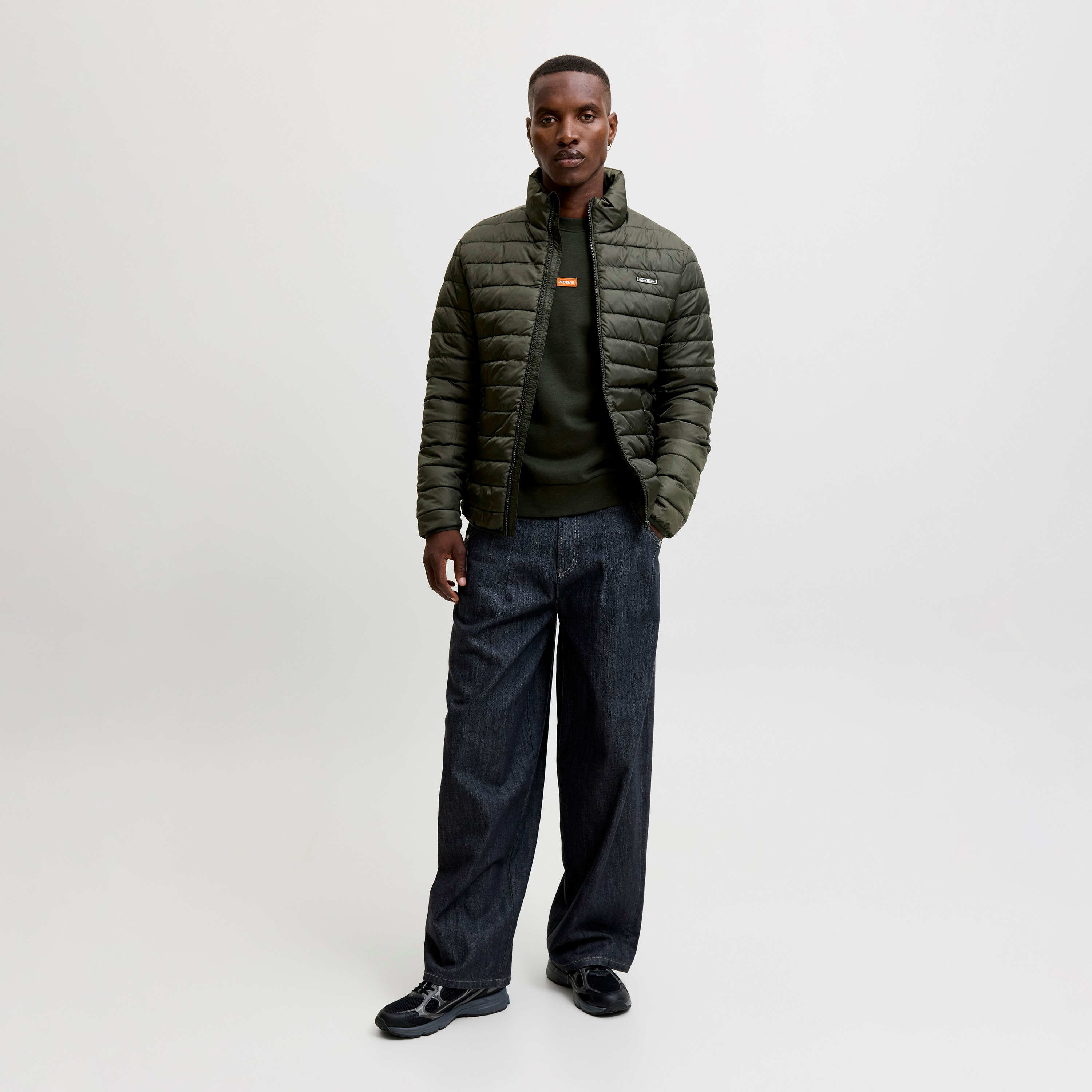 سويت شيرت رجالي سادة برقبة مستديرة وأكمام طويلة من جاك آند جونز-men-winterwear-hoodiesandsweatshirts-image-2
