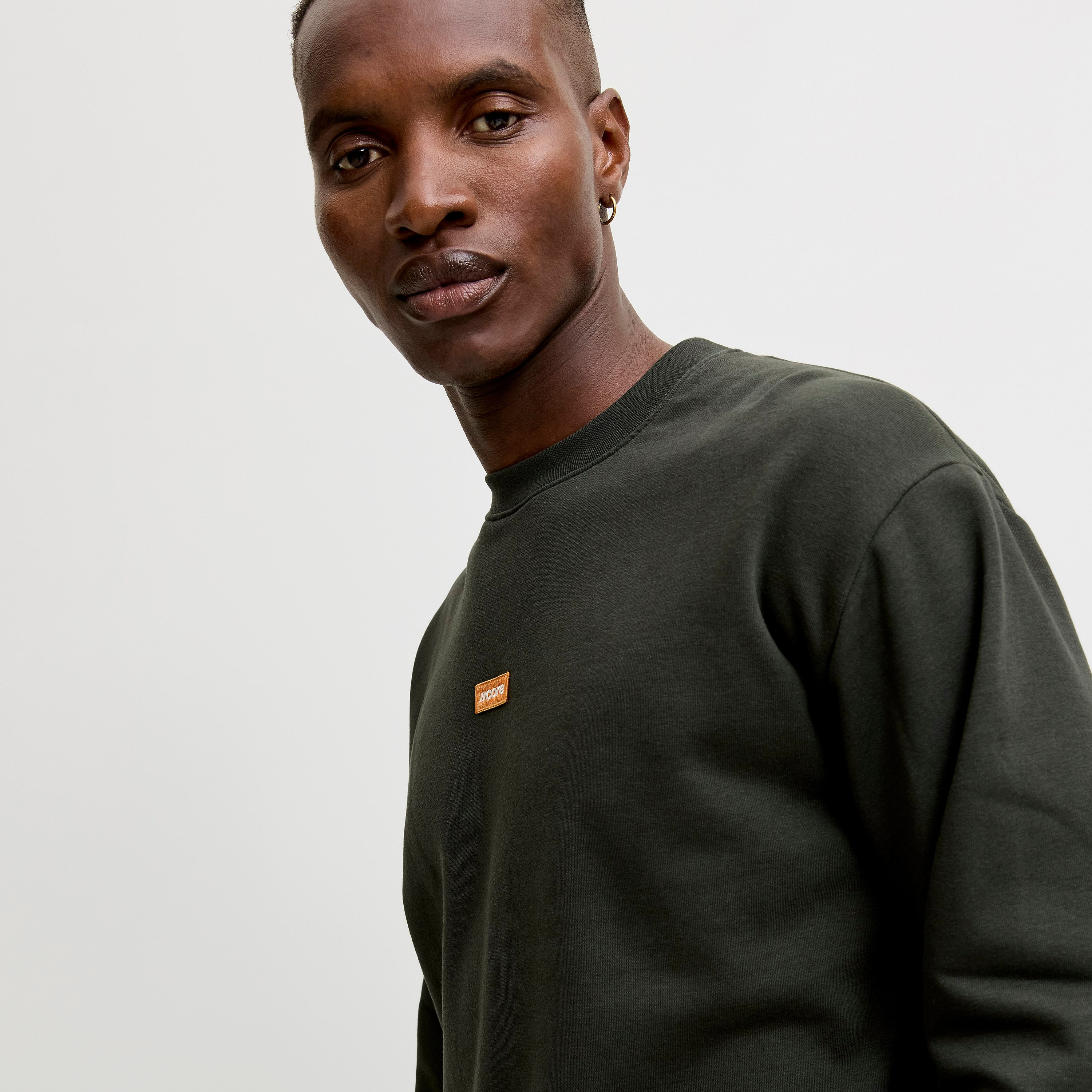 سويت شيرت رجالي سادة برقبة مستديرة وأكمام طويلة من جاك آند جونز-men-winterwear-hoodiesandsweatshirts-image-3