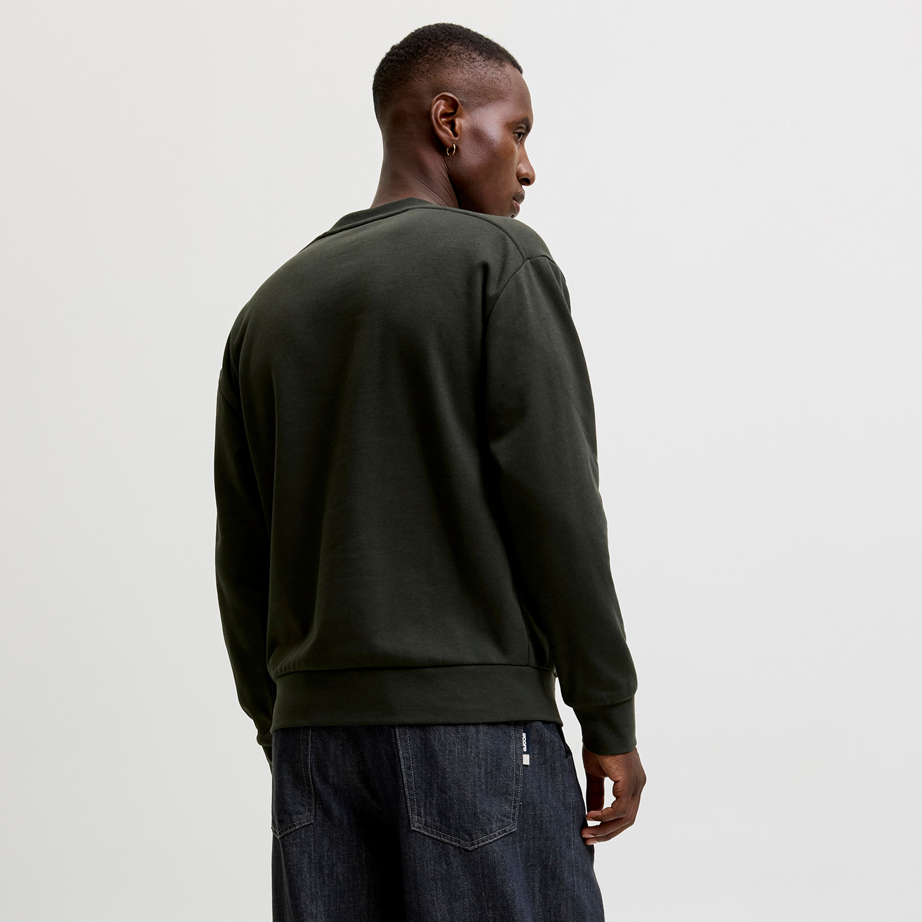 سويت شيرت رجالي سادة برقبة مستديرة وأكمام طويلة من جاك آند جونز-men-winterwear-hoodiesandsweatshirts-image-4