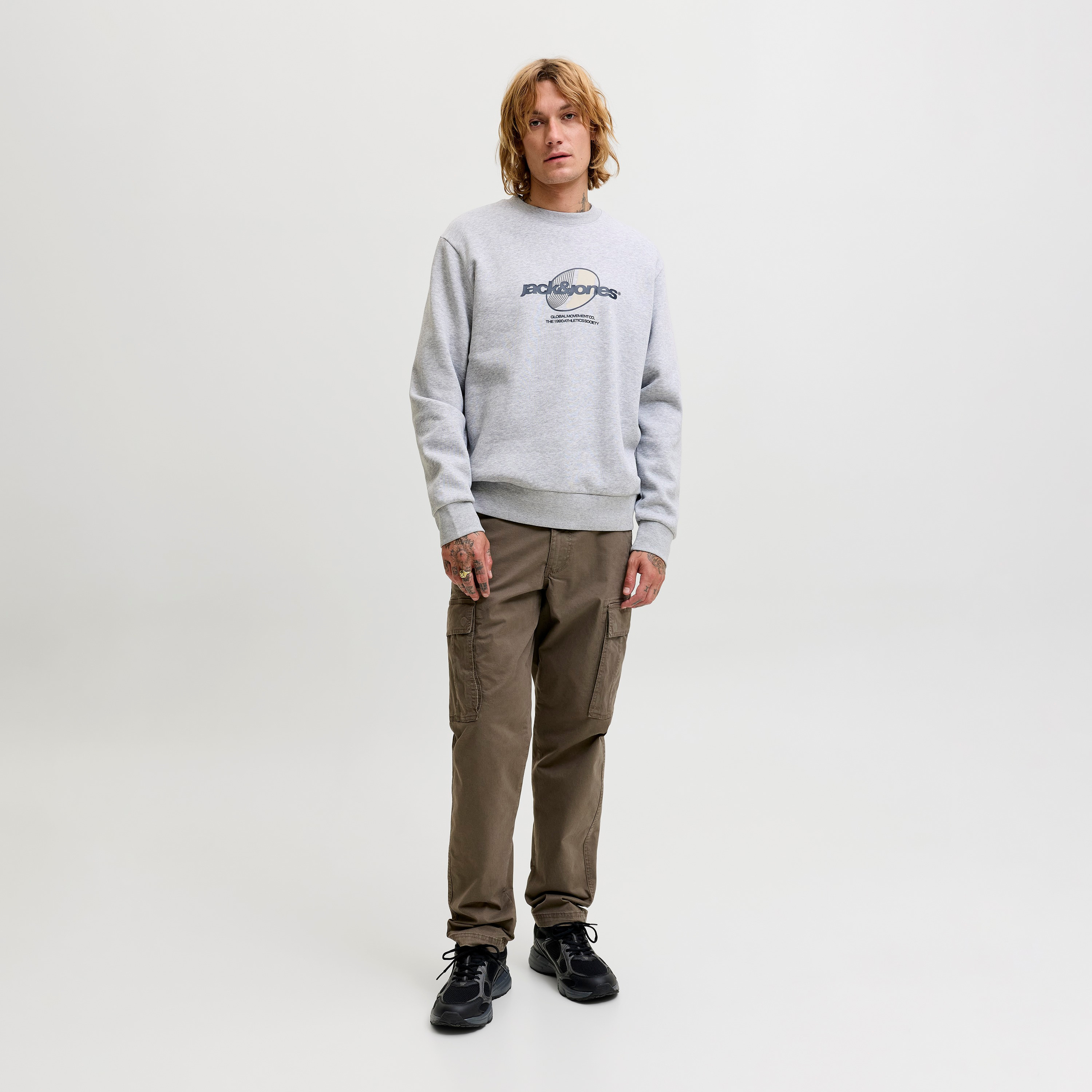 سويت شيرت مطبوع برقبة مستديرة وأكمام طويلة رجالي من جاك آند جونز-men-winterwear-hoodiesandsweatshirts-image-2
