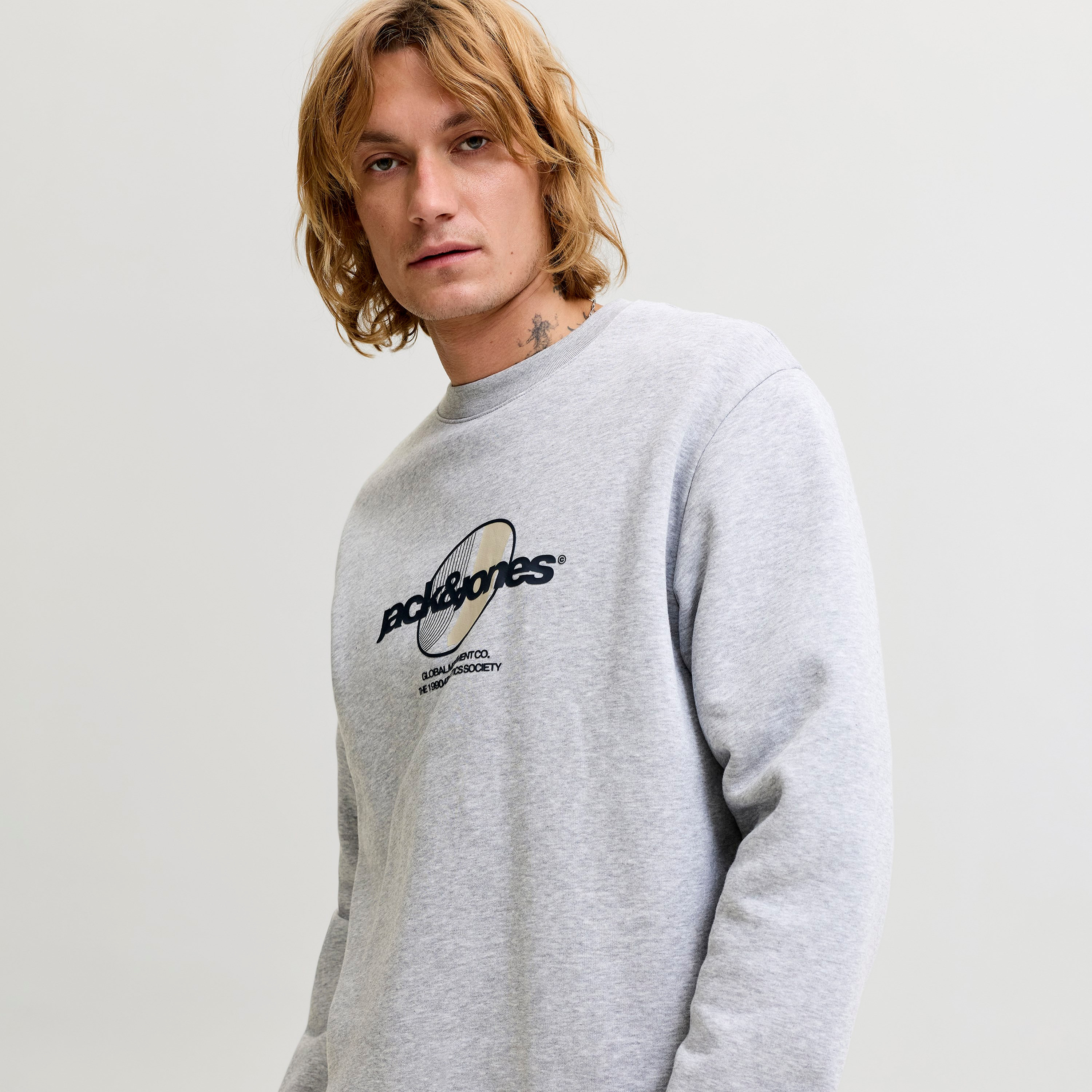 سويت شيرت مطبوع برقبة مستديرة وأكمام طويلة رجالي من جاك آند جونز-men-winterwear-hoodiesandsweatshirts-image-3