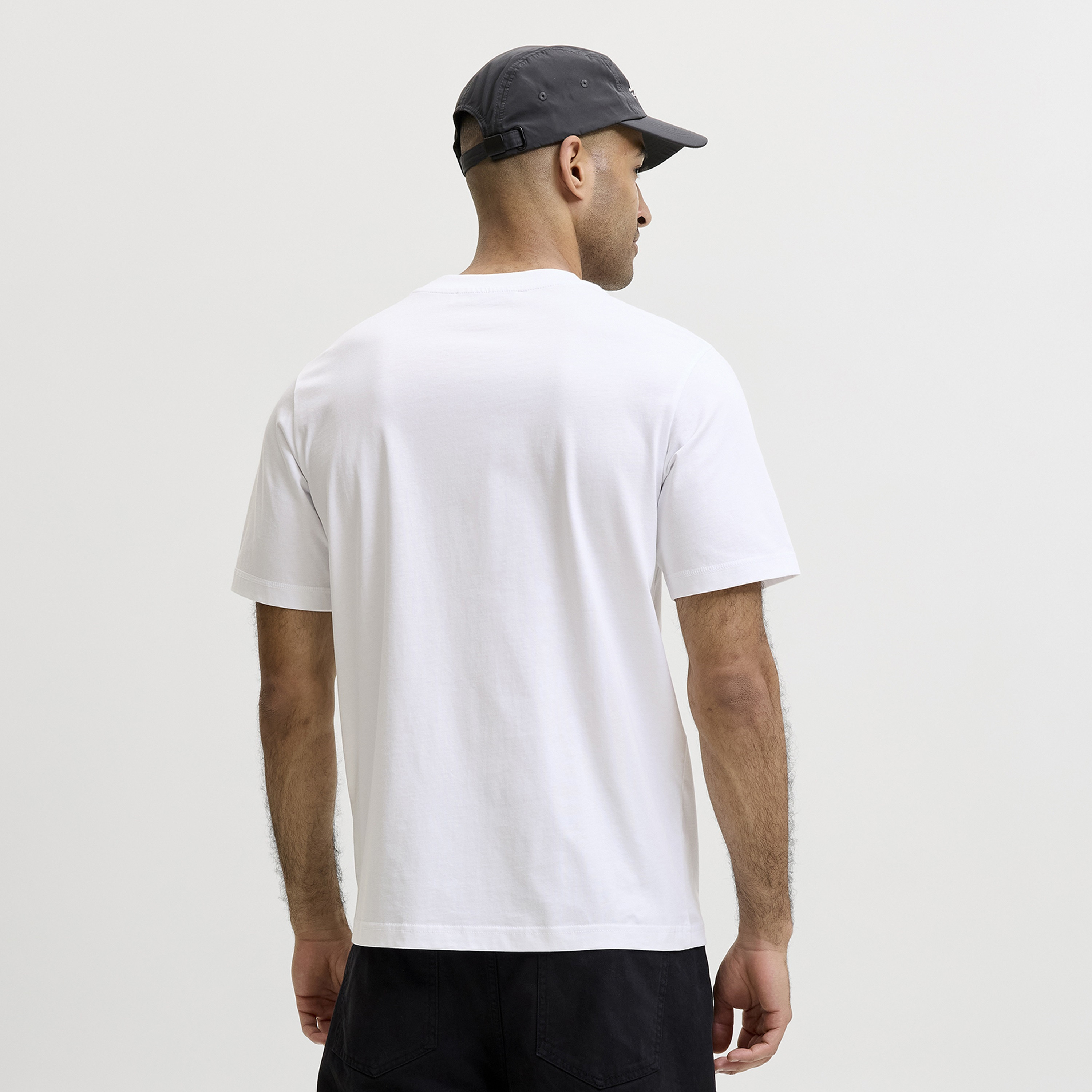 تيشيرت رجالي مطبوع برسومات بياقة دائرية وأكمام قصيرة من جاك ان جونز-women-clothing-tshirts-image-4