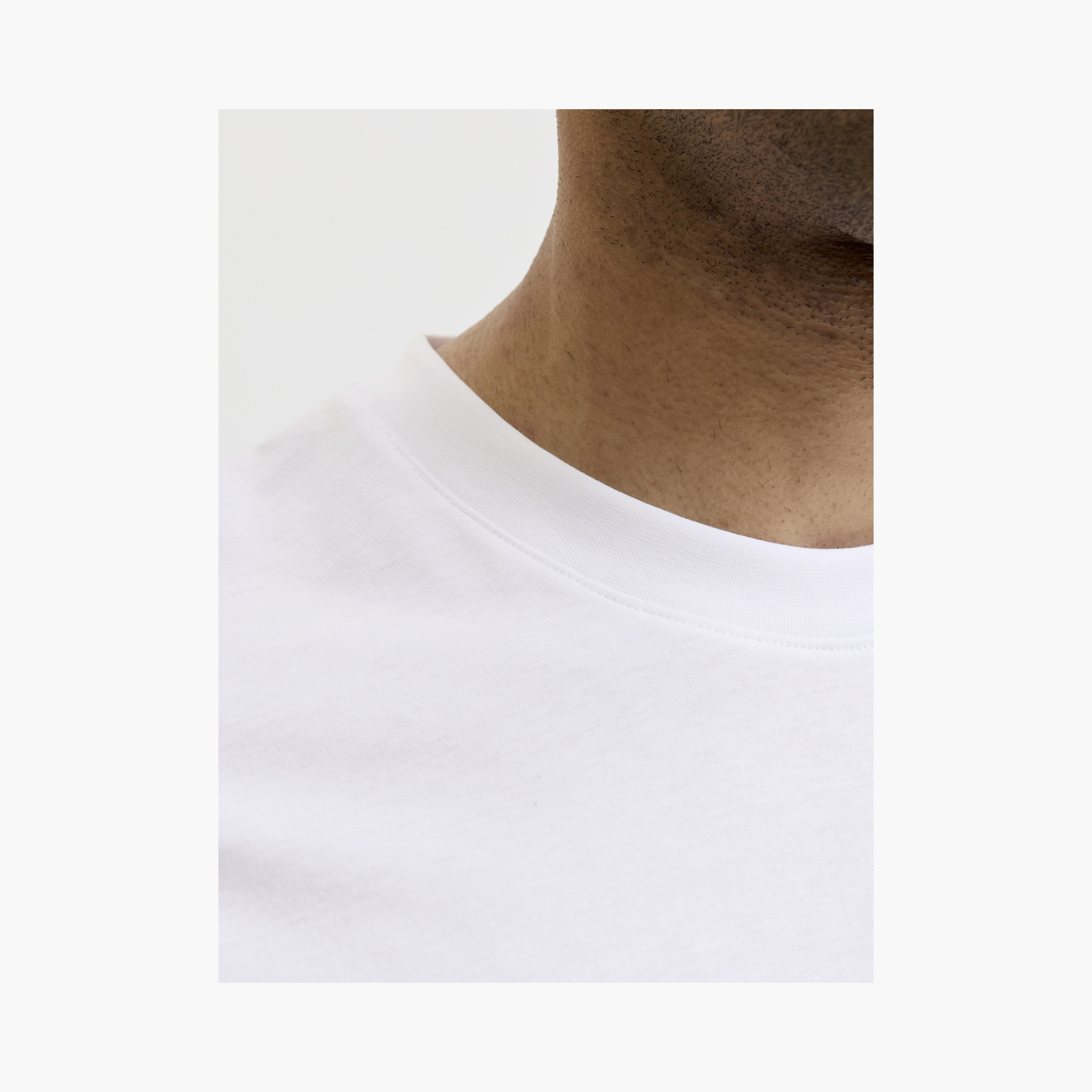 تيشيرت رجالي مطبوع برسومات بياقة دائرية وأكمام قصيرة من جاك ان جونز-women-clothing-tshirts-image-5