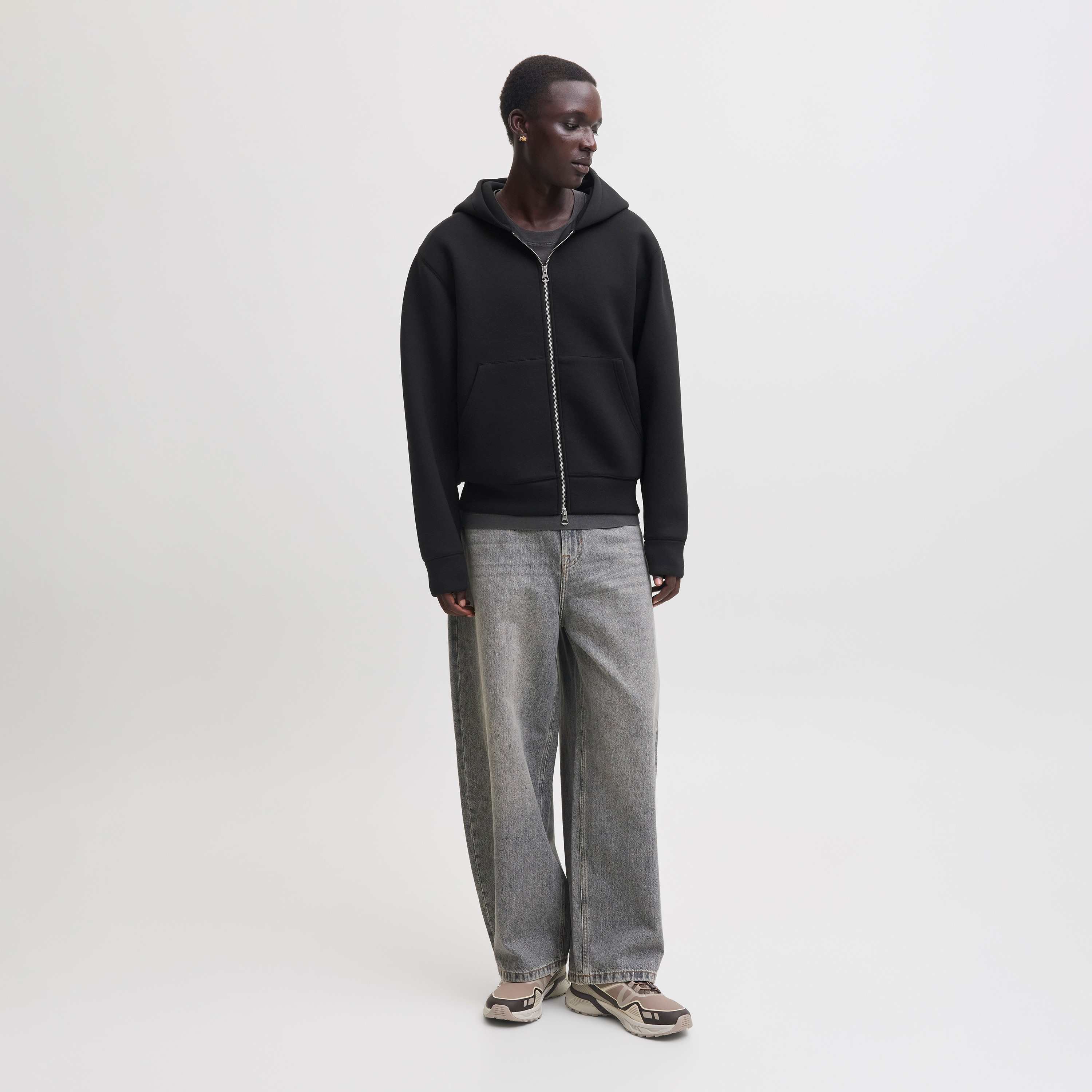 هودي رجالي سادة بأكمام طويلة وسحاب كامل من جاك آند جونز-men-winterwear-hoodiesandsweatshirts-image-2