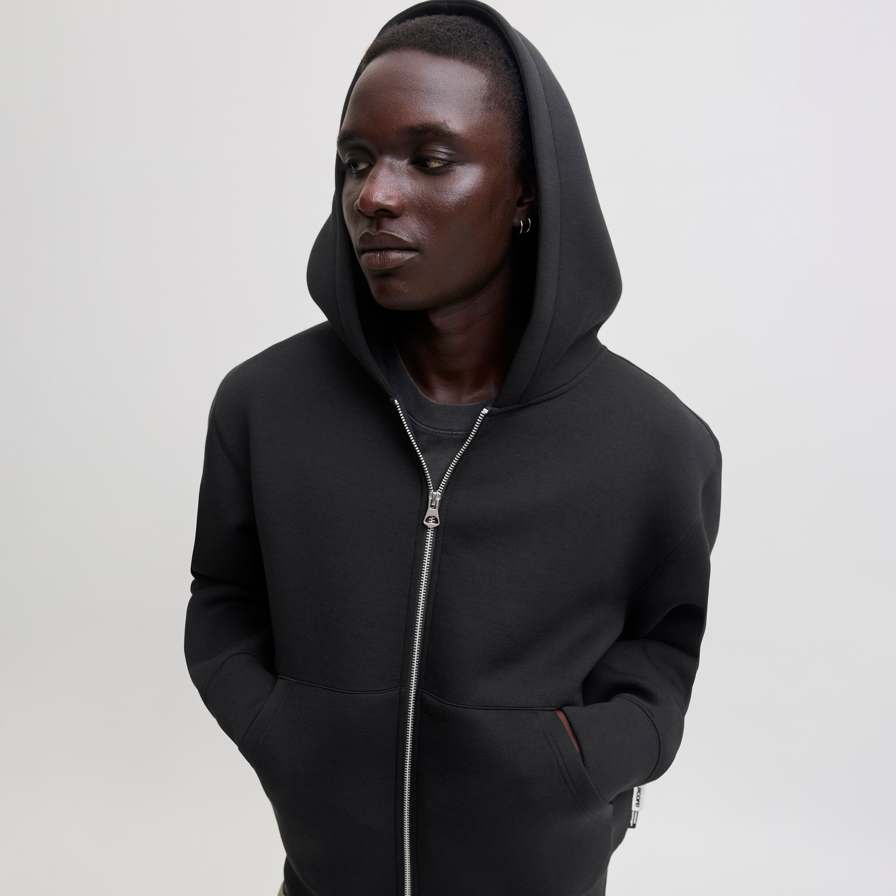 هودي رجالي سادة بأكمام طويلة وسحاب كامل من جاك آند جونز-men-winterwear-hoodiesandsweatshirts-image-3