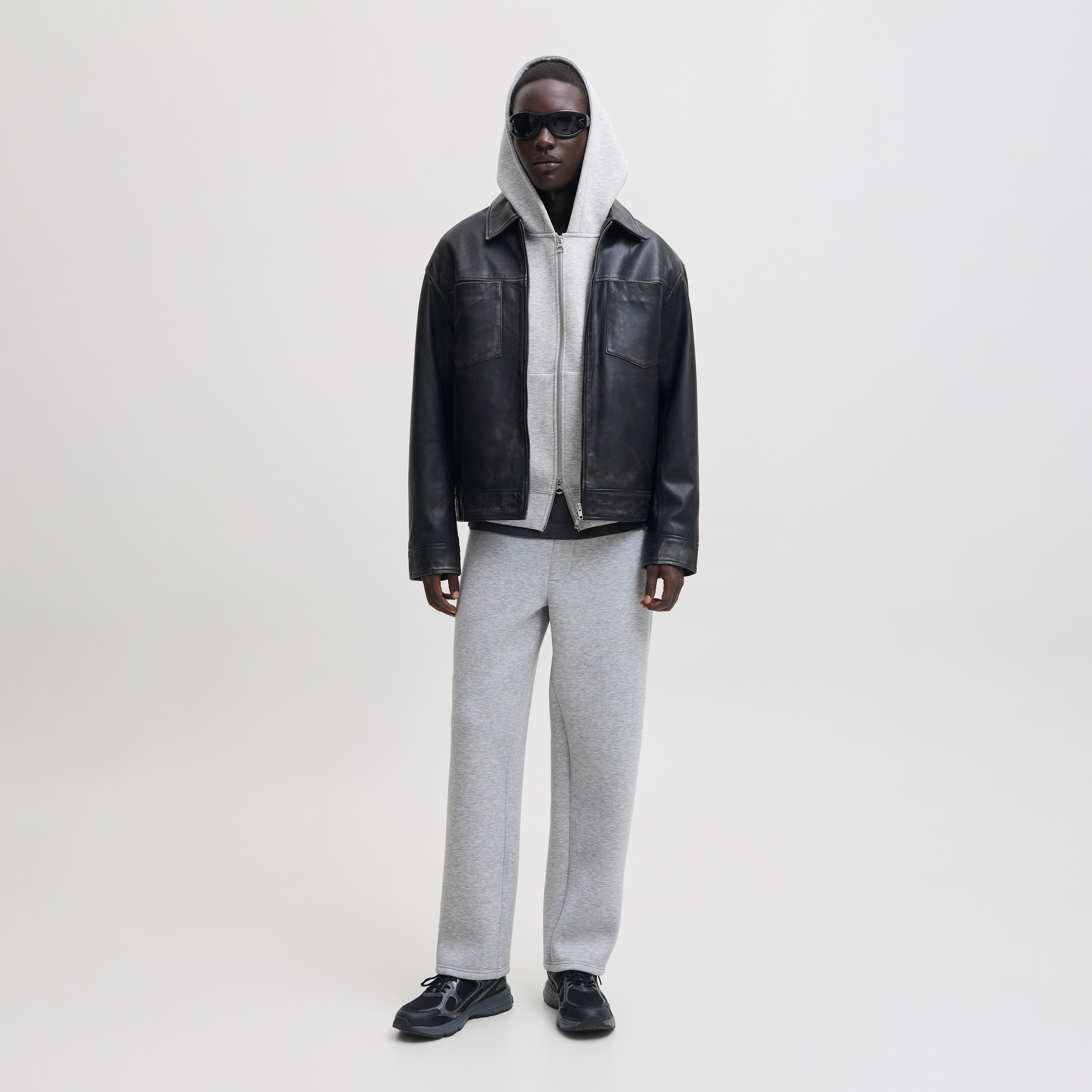 هودي رجالي سادة بأكمام طويلة وسحاب كامل من جاك آند جونز-men-winterwear-hoodiesandsweatshirts-image-2