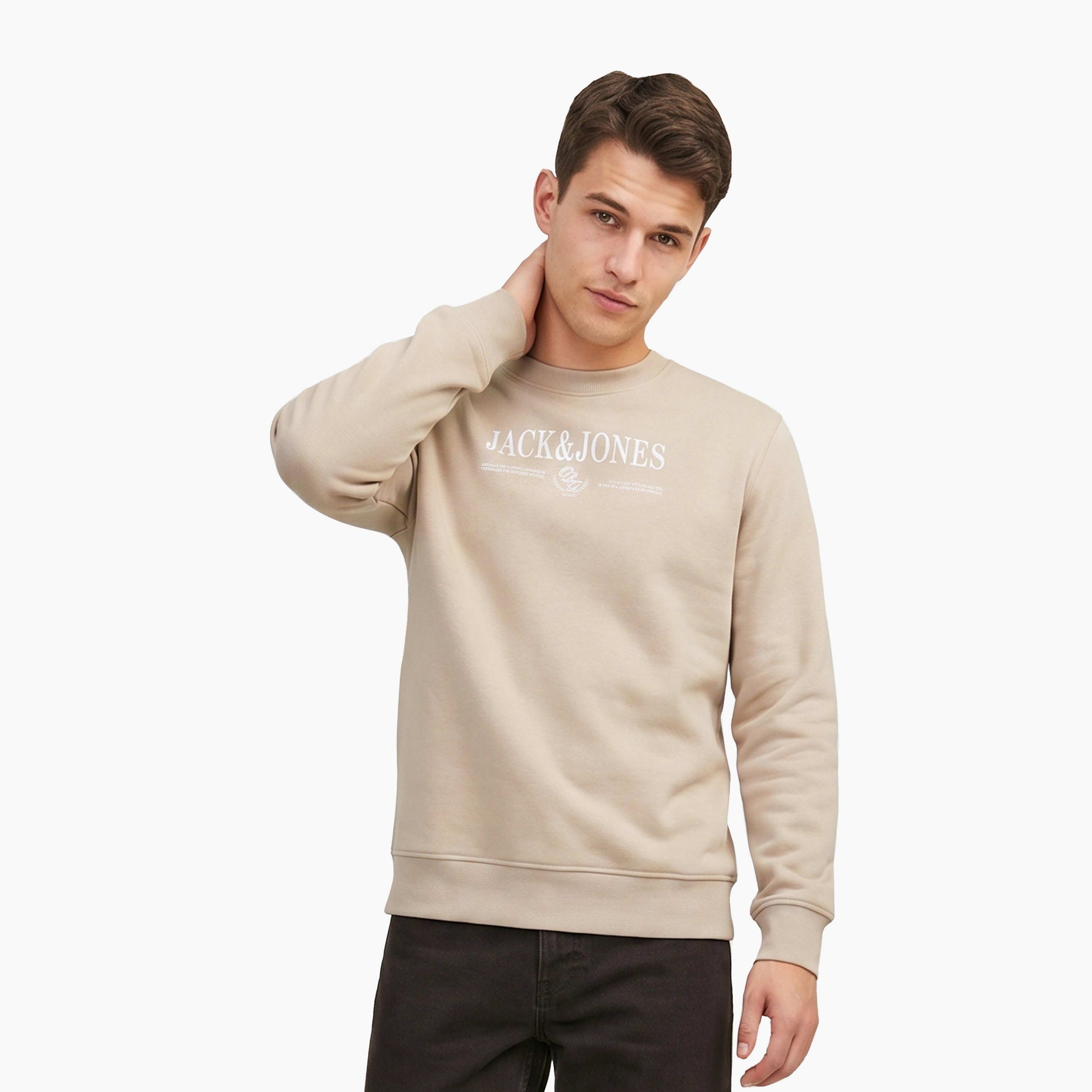سويت شيرت رجالي برقبة مستديرة وأكمام طويلة مطبوع بشعار من جاك آند جونز-men-winterwear-hoodiesandsweatshirts-image-1