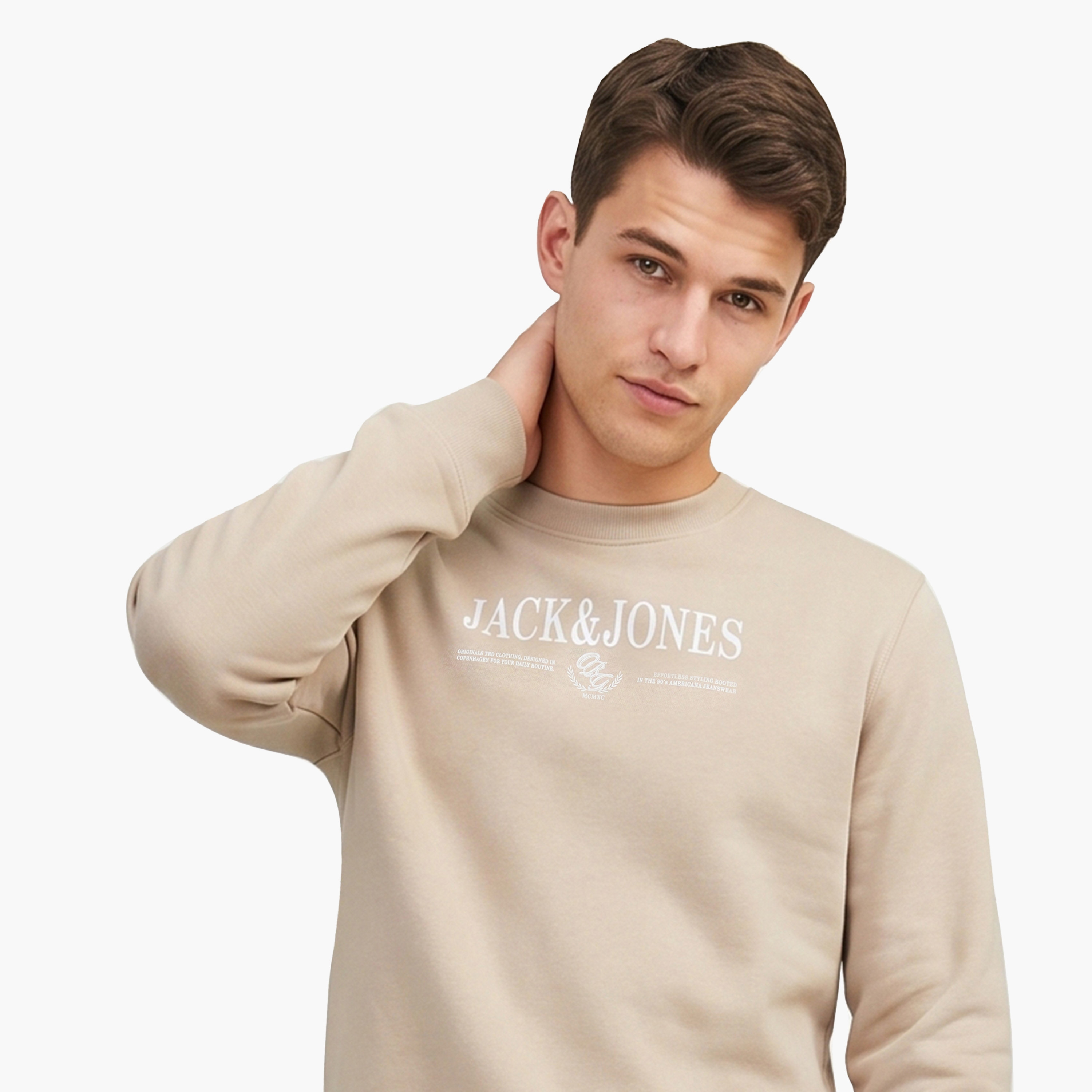 سويت شيرت رجالي برقبة مستديرة وأكمام طويلة مطبوع بشعار من جاك آند جونز-men-winterwear-hoodiesandsweatshirts-image-3
