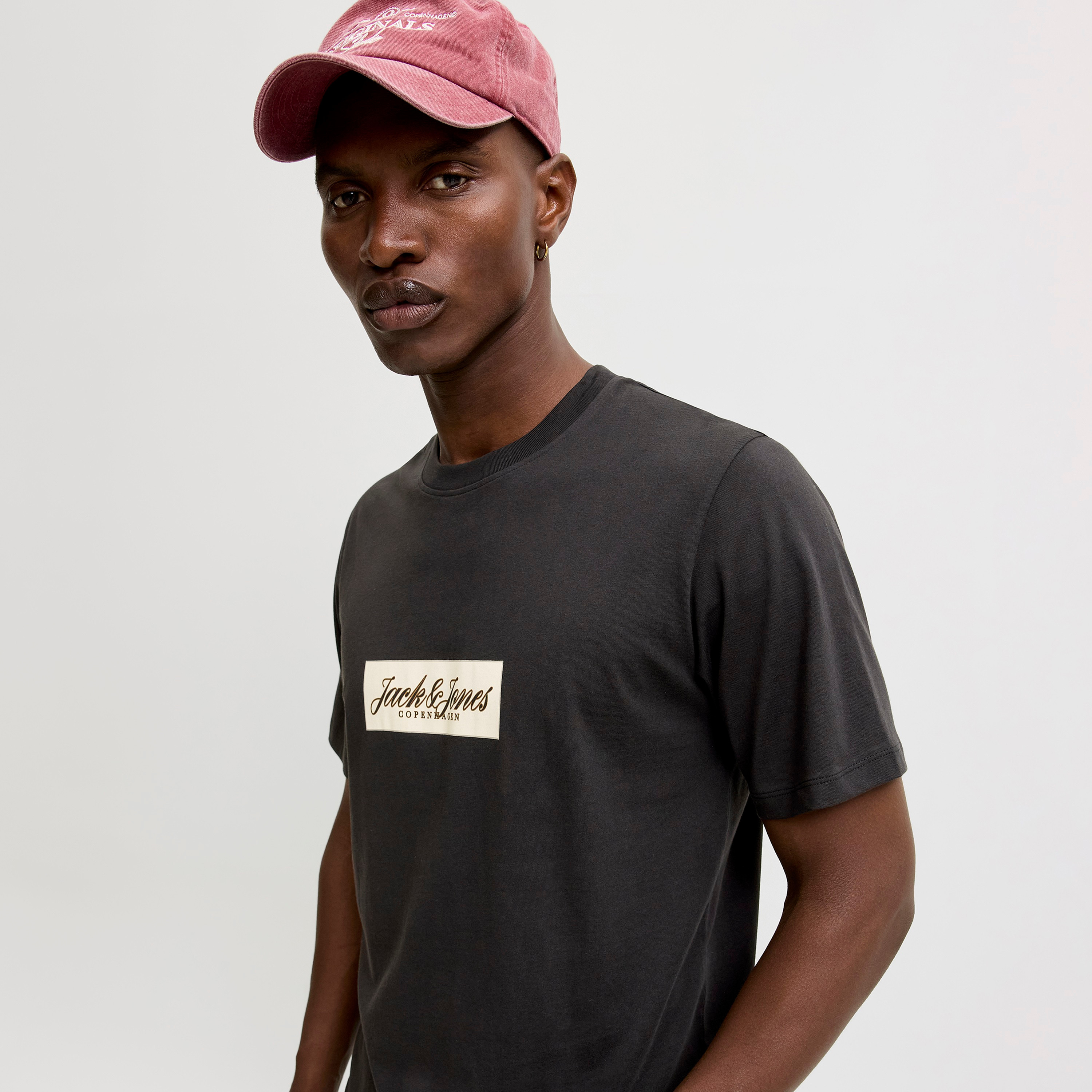 تيشيرت رجالي برقبة مستديرة وأكمام قصيرة بشعار مطبوع من جاك آند جونز-men-clothing-tshirtsandpolos-tshirts-image-27