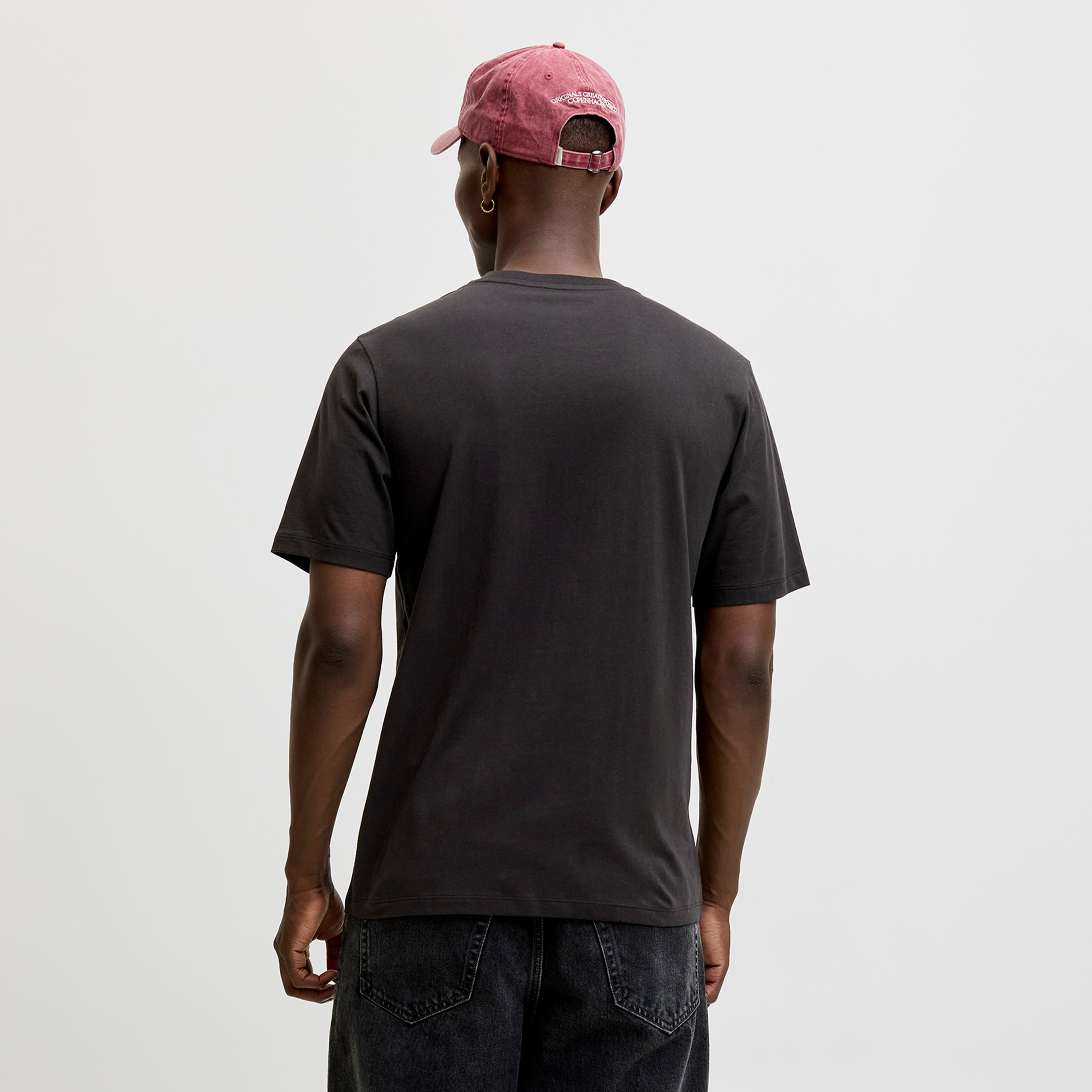 تيشيرت رجالي برقبة مستديرة وأكمام قصيرة بشعار مطبوع من جاك آند جونز-men-clothing-tshirtsandpolos-tshirts-image-28