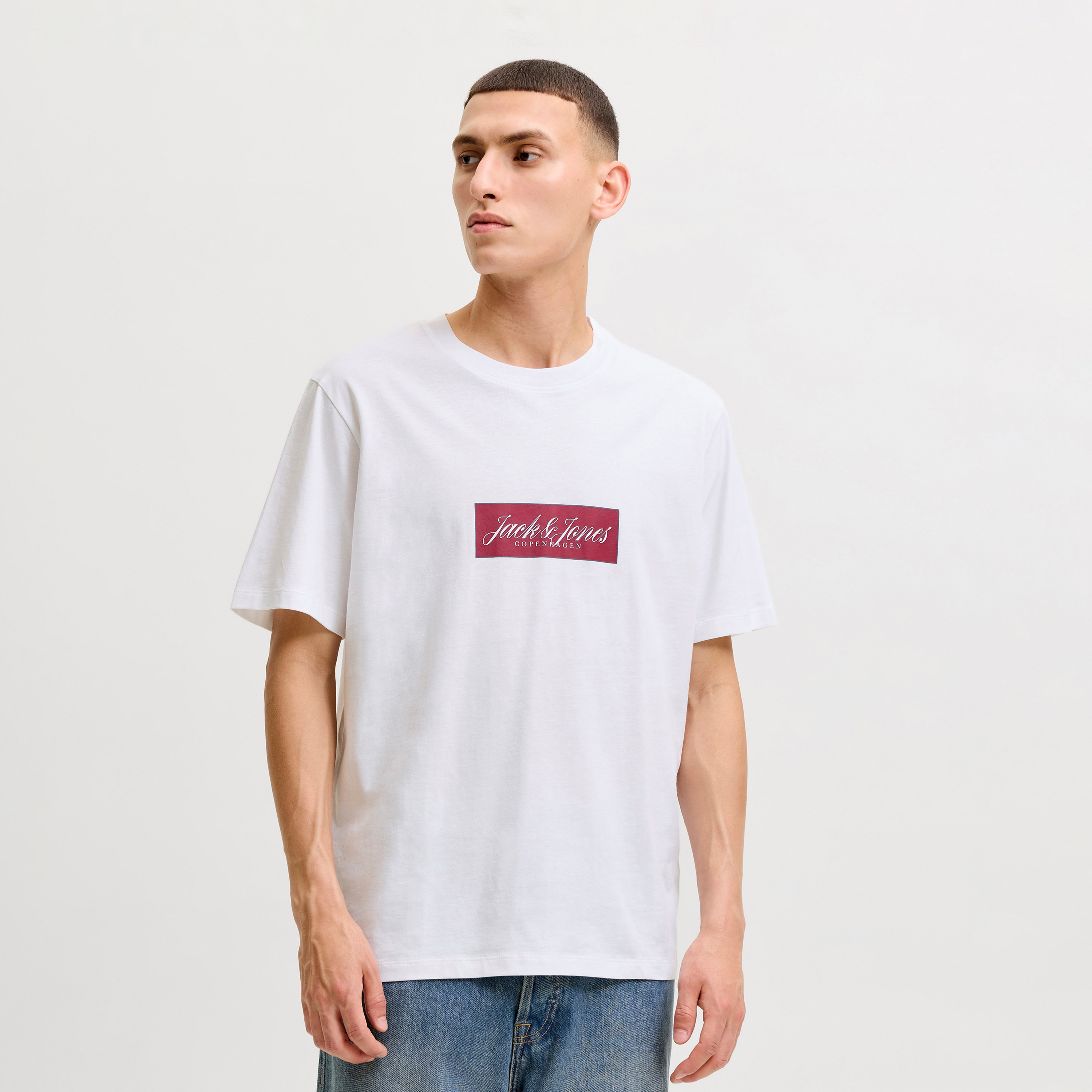 تيشيرت رجالي برقبة مستديرة وأكمام قصيرة بشعار مطبوع من جاك آند جونز-men-clothing-tshirtsandpolos-tshirts-image-1