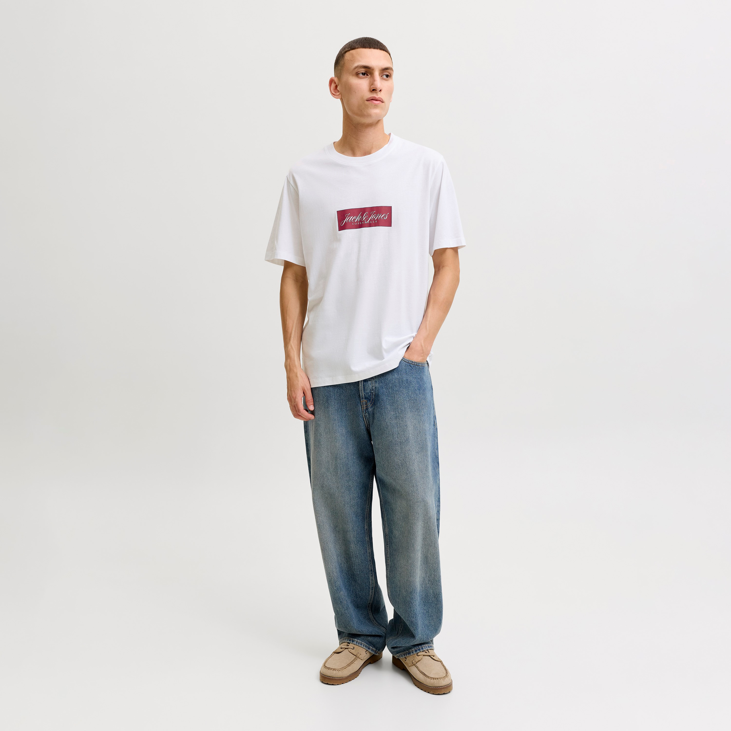 تيشيرت رجالي برقبة مستديرة وأكمام قصيرة بشعار مطبوع من جاك آند جونز-men-clothing-tshirtsandpolos-tshirts-image-2