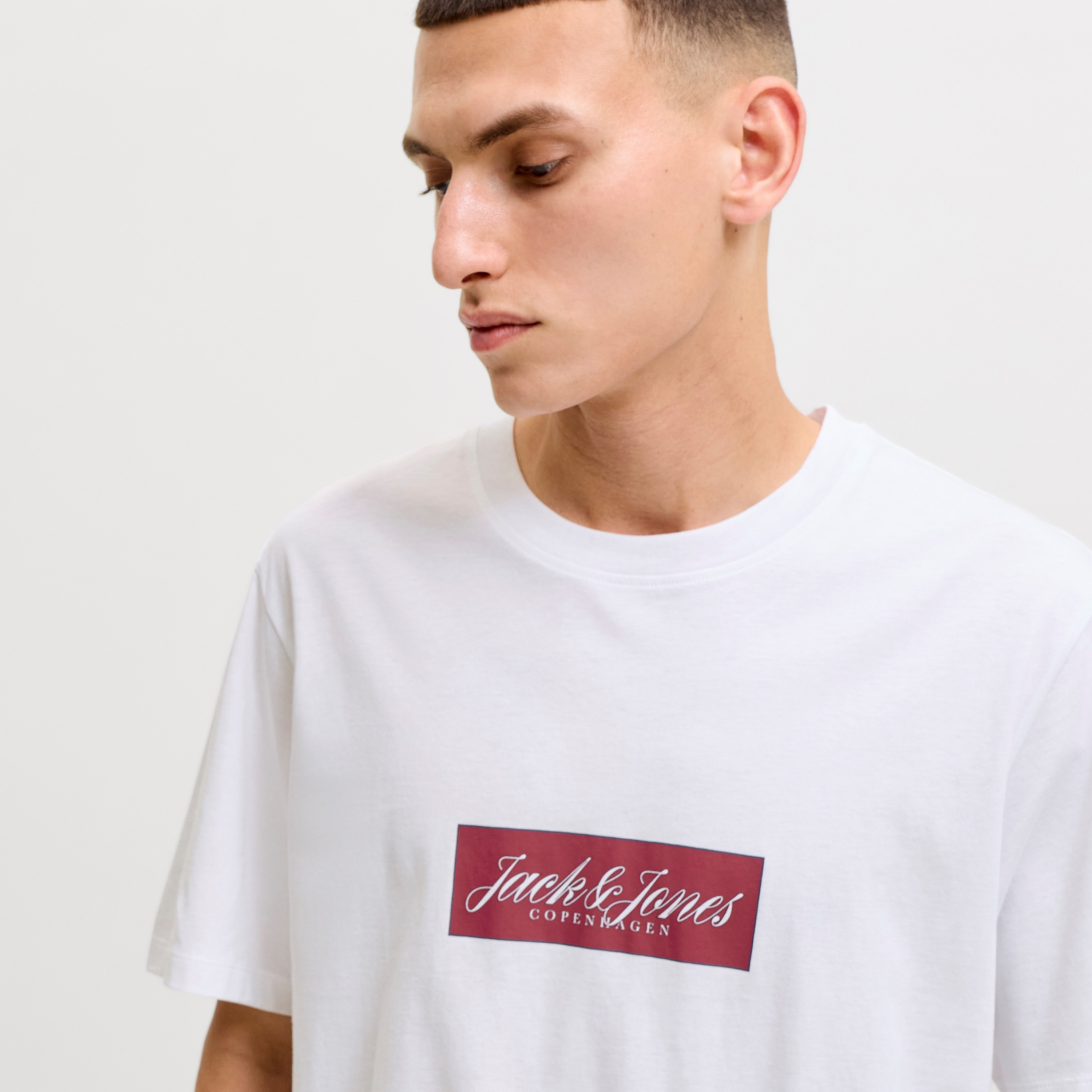تيشيرت رجالي برقبة مستديرة وأكمام قصيرة بشعار مطبوع من جاك آند جونز-men-clothing-tshirtsandpolos-tshirts-image-3