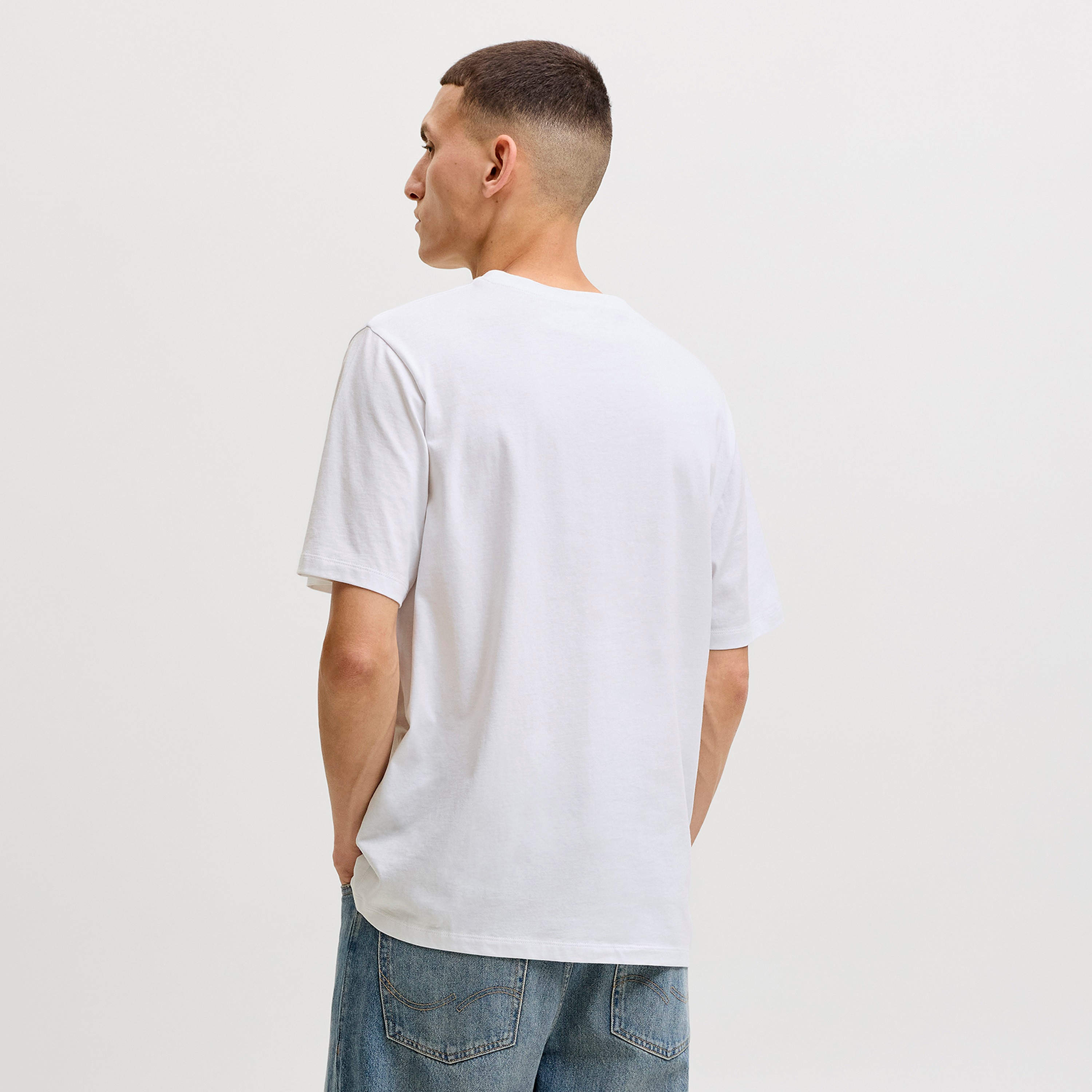 تيشيرت رجالي برقبة مستديرة وأكمام قصيرة بشعار مطبوع من جاك آند جونز-men-clothing-tshirtsandpolos-tshirts-image-4
