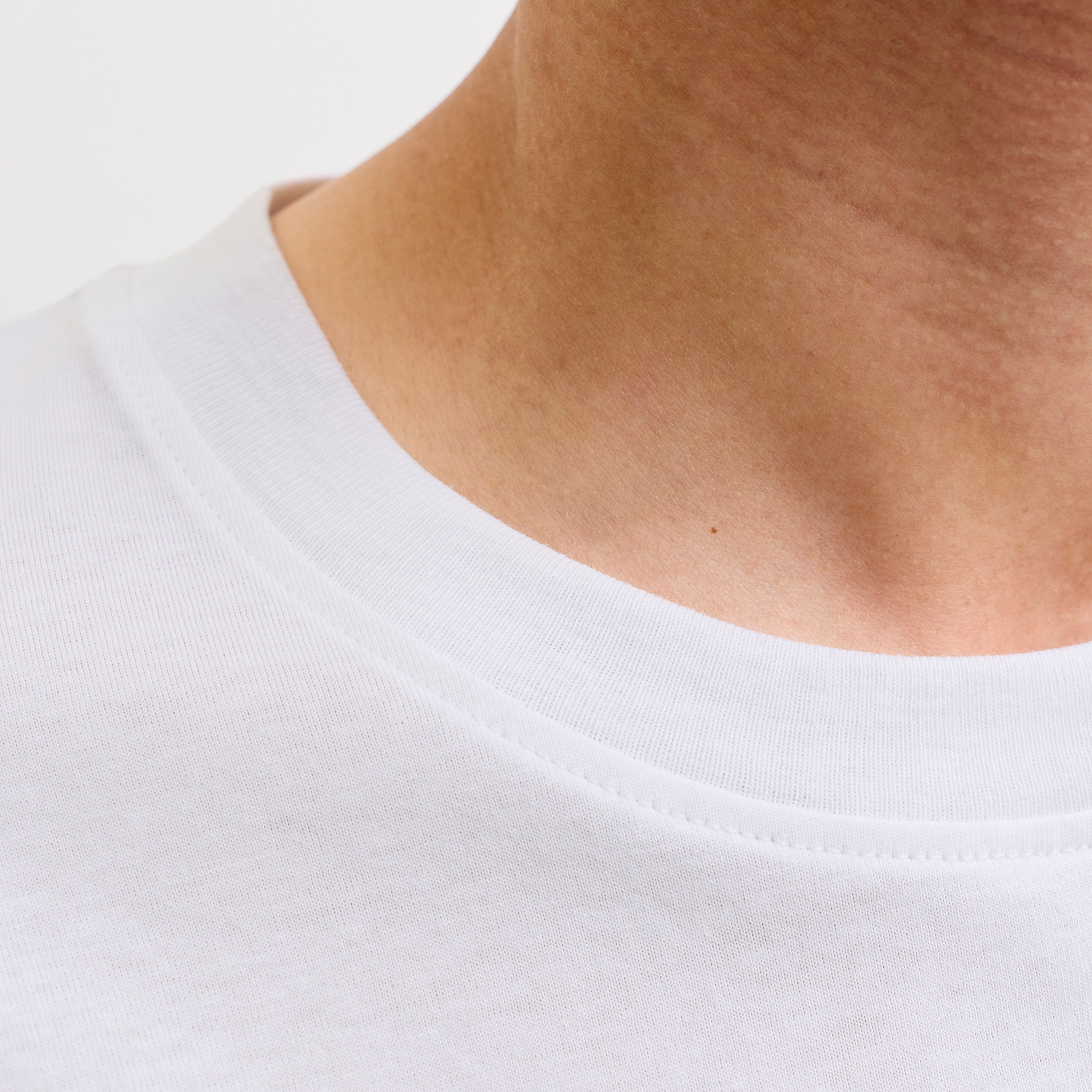 تيشيرت رجالي برقبة مستديرة وأكمام قصيرة بشعار مطبوع من جاك آند جونز-men-clothing-tshirtsandpolos-tshirts-image-5