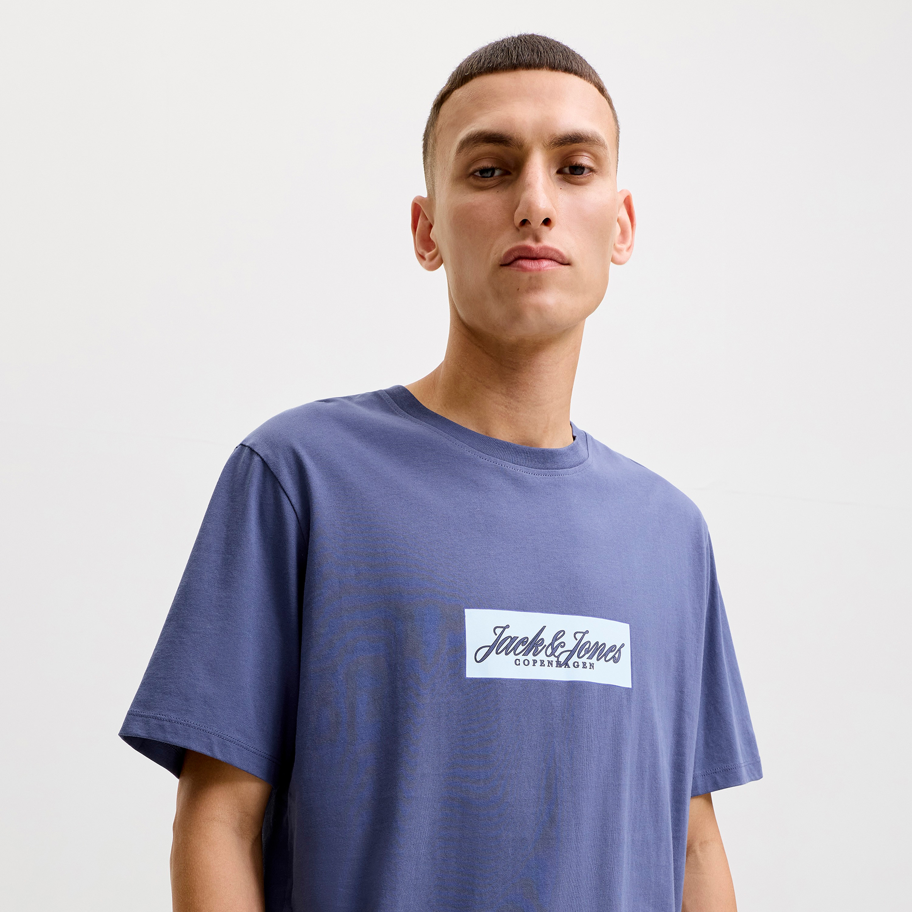 تيشيرت رجالي برقبة مستديرة وأكمام قصيرة بشعار مطبوع من جاك آند جونز-men-clothing-tshirtsandpolos-tshirts-image-3
