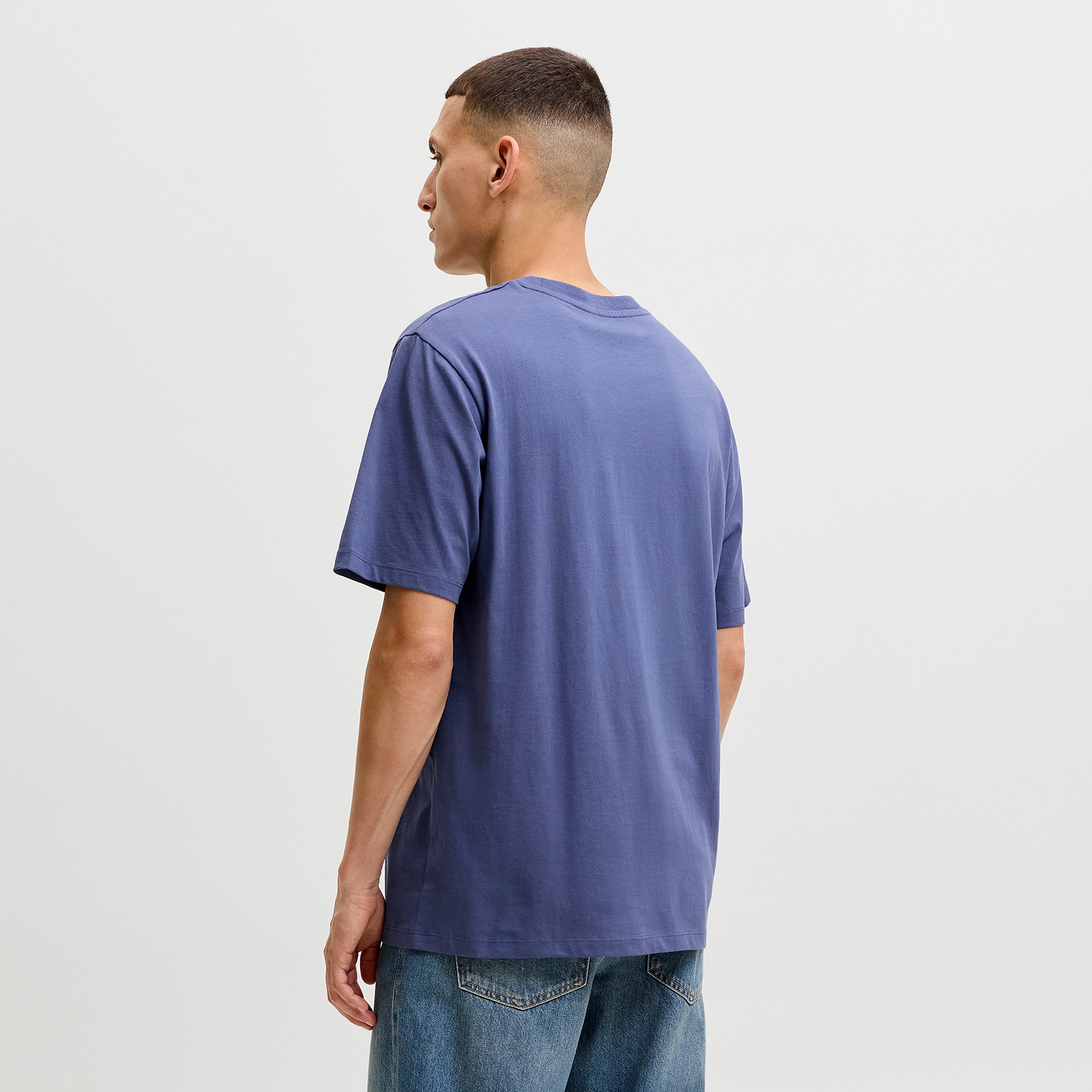 تيشيرت رجالي برقبة مستديرة وأكمام قصيرة بشعار مطبوع من جاك آند جونز-men-clothing-tshirtsandpolos-tshirts-image-4