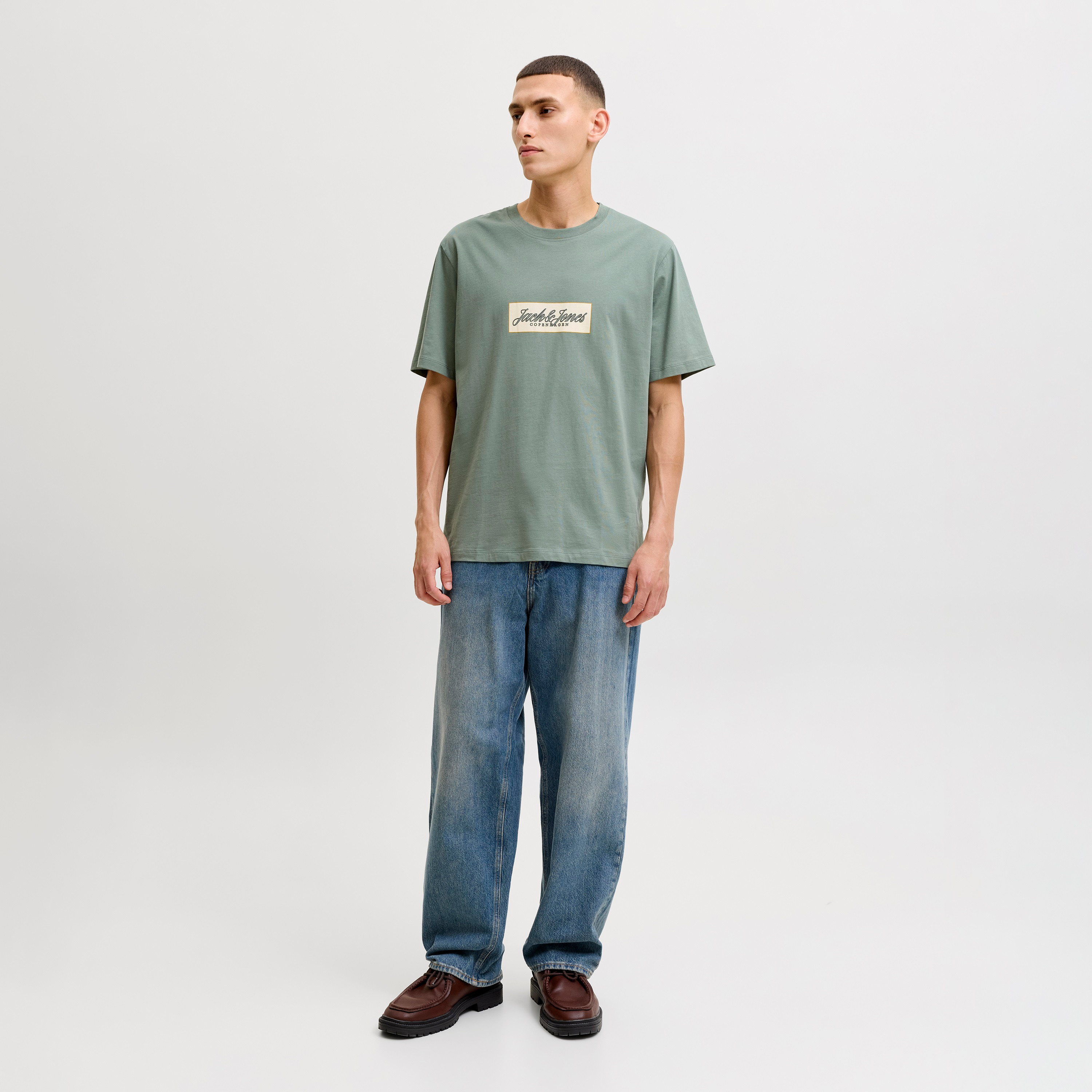 تيشيرت رجالي برقبة مستديرة وأكمام قصيرة بشعار مطبوع من جاك آند جونز-men-clothing-tshirtsandpolos-tshirts-image-10