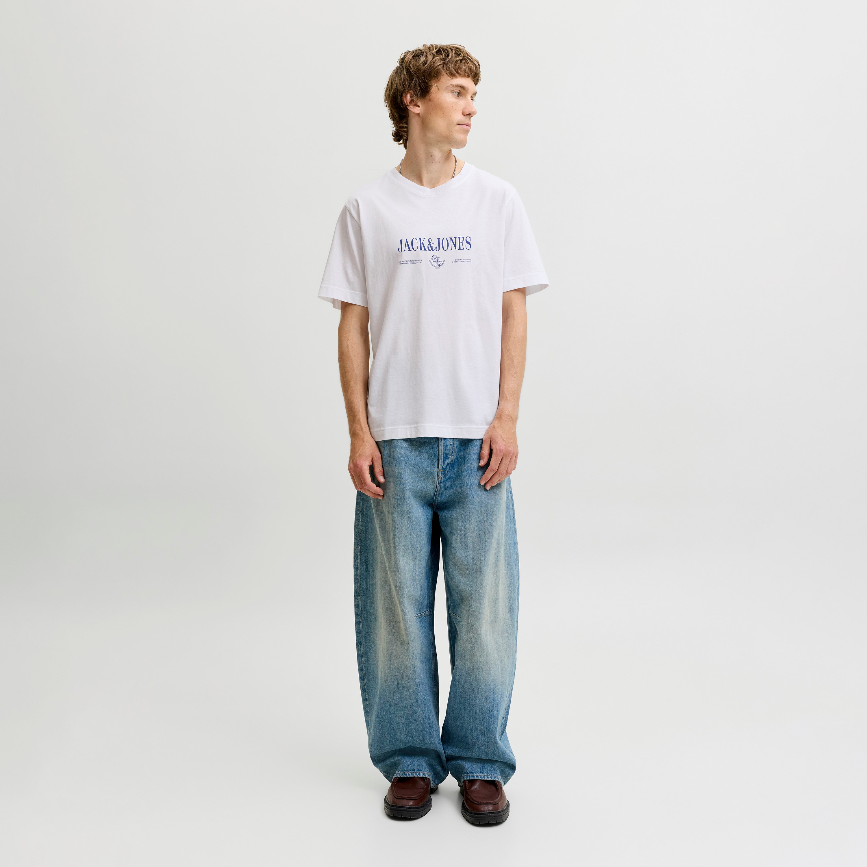 تيشيرت رجالي برقبة مستديرة وأكمام قصيرة بشعار مطبوع من جاك آند جونز-men-clothing-tshirtsandpolos-tshirts-image-28