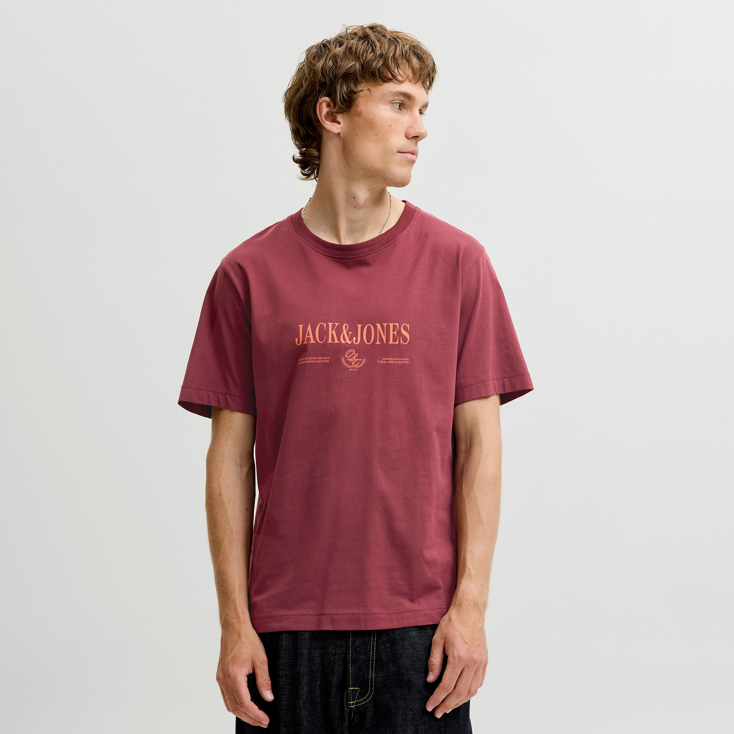 تيشيرت رجالي برقبة مستديرة وأكمام قصيرة بشعار مطبوع من جاك آند جونز-men-clothing-tshirtsandpolos-tshirts-image-19