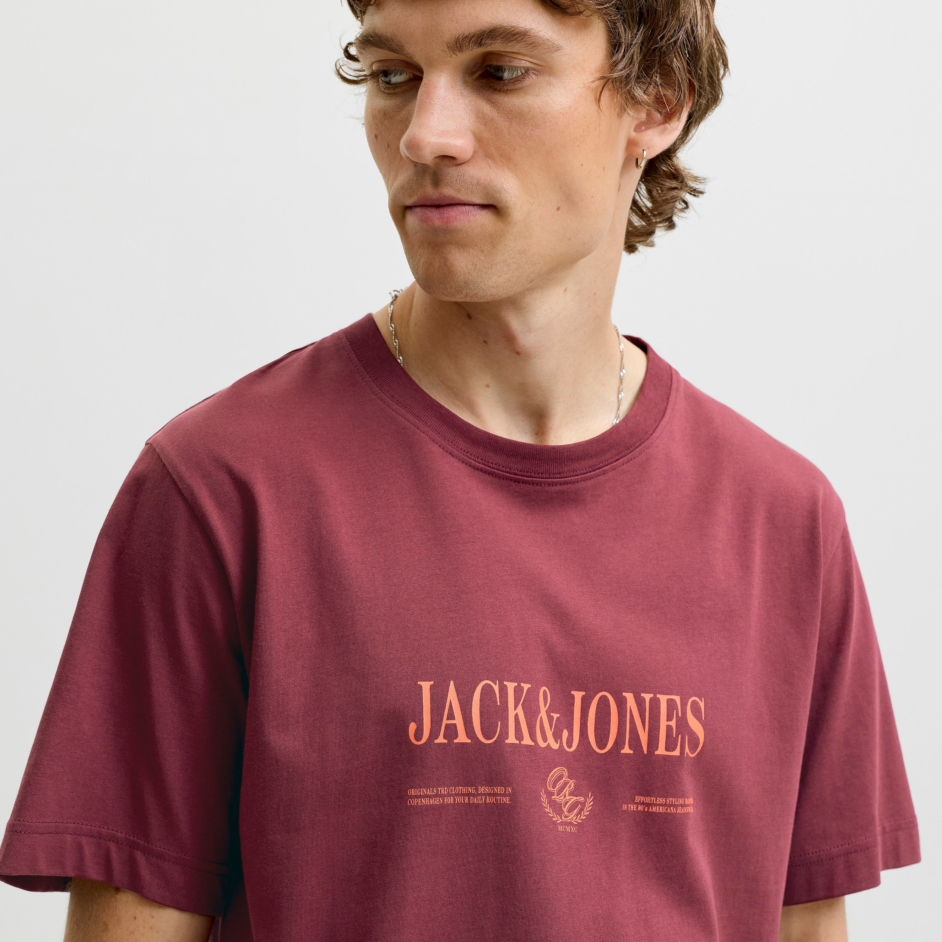 تيشيرت رجالي برقبة مستديرة وأكمام قصيرة بشعار مطبوع من جاك آند جونز-men-clothing-tshirtsandpolos-tshirts-image-21