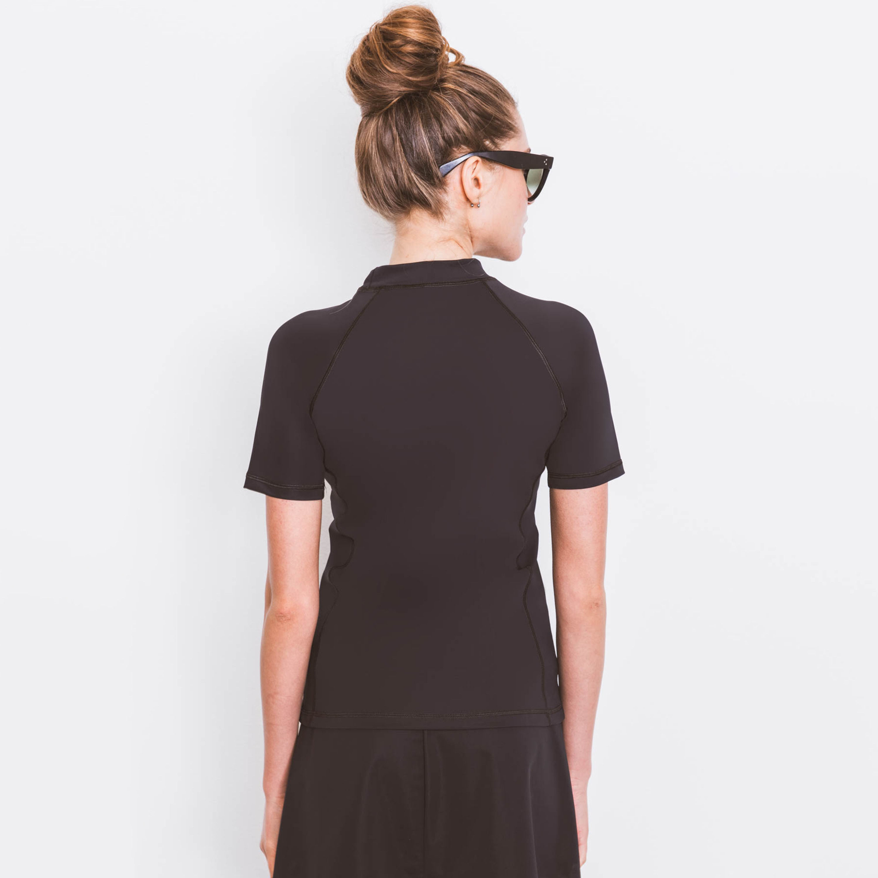  راش جارد بأكمام قصيرة للنساء مع لون اسود من كويغا-women-clothing-swimandbeach-swimsuits-image-2
