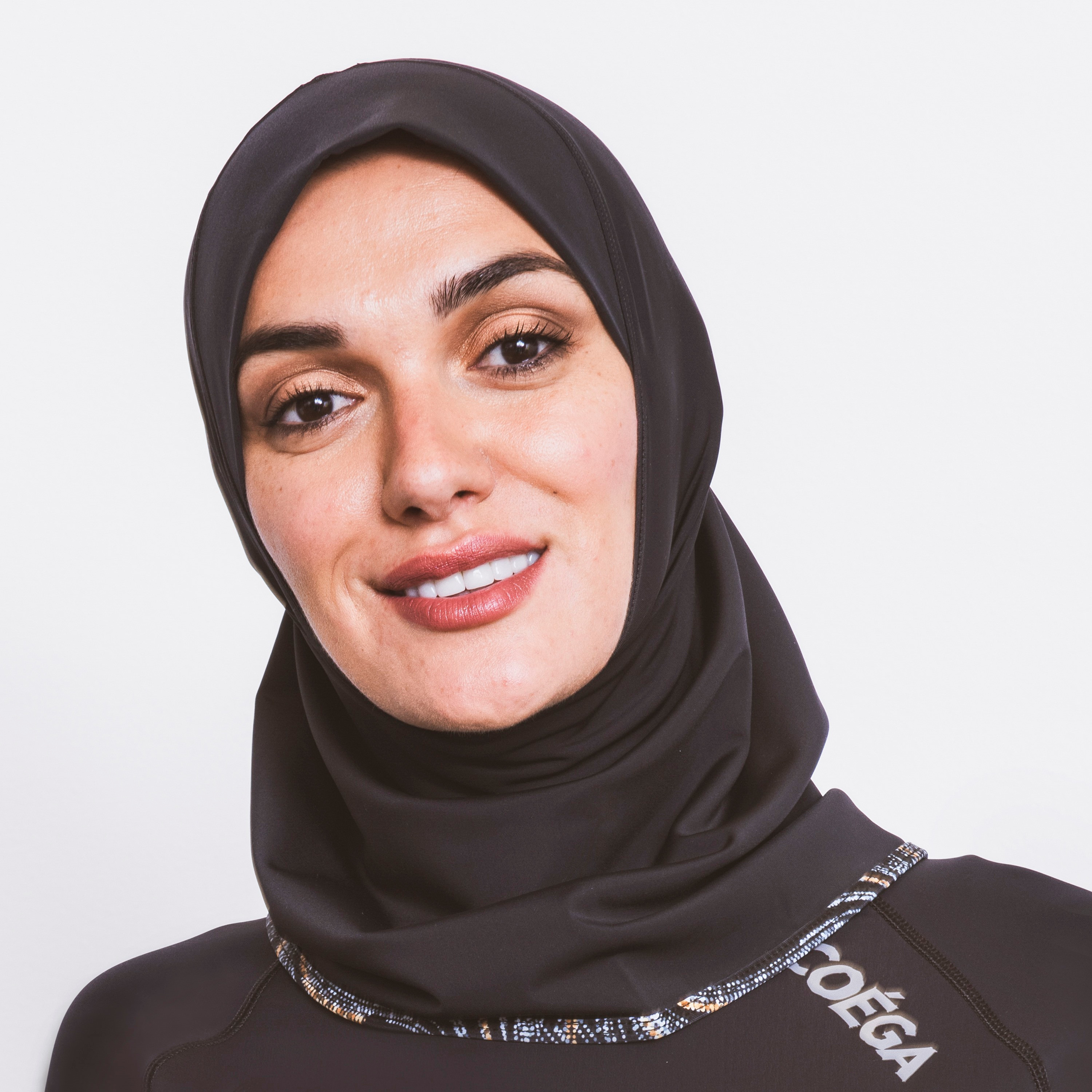  شيلا نسائي من كويغا بلون أسود-women-clothing-swimandbeach-swimcaps-image-2