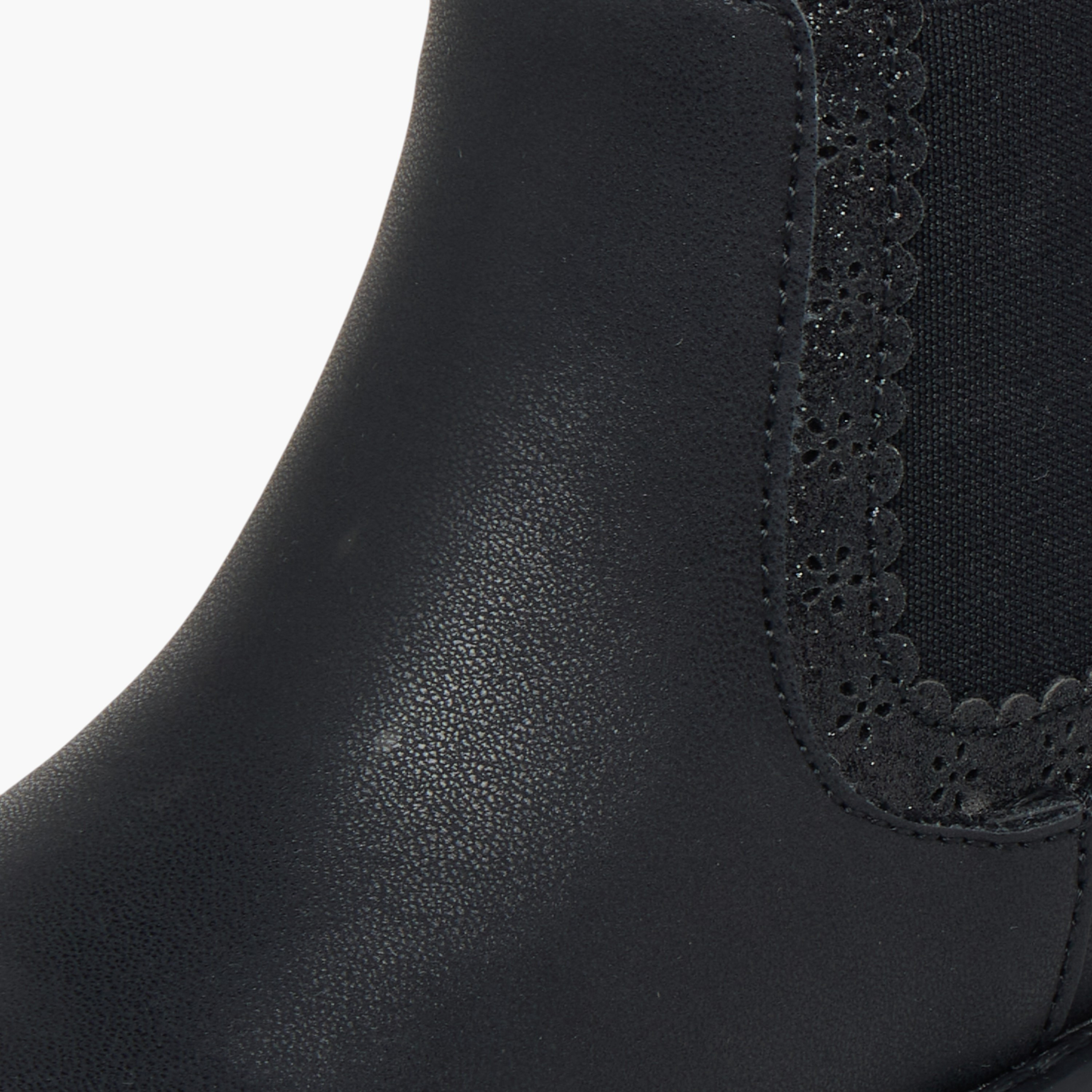 بوت بطول الكاحل بتفاصيل مقطوعة وسحاب إغلاق من جونيورز-girls-shoes-boots-image-4