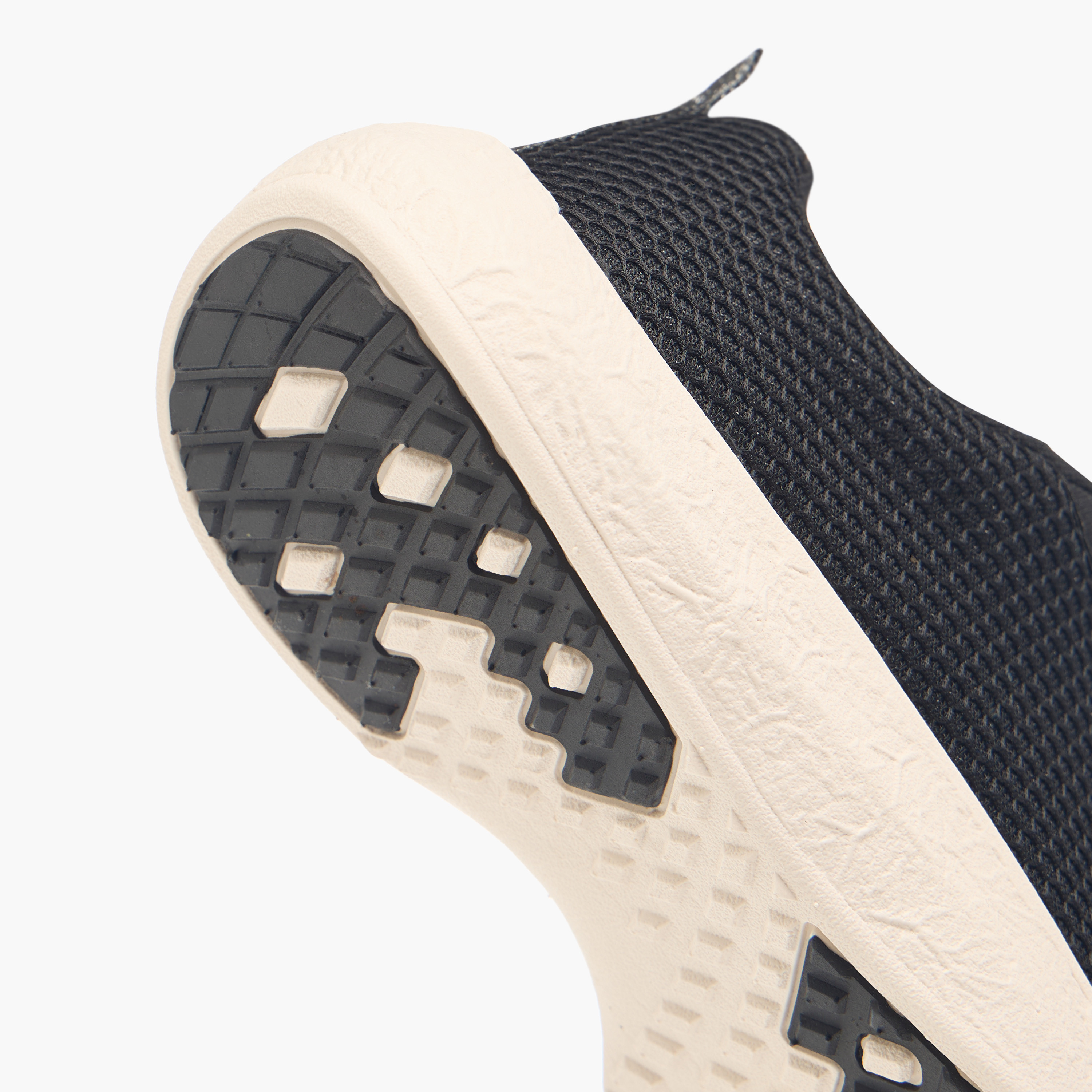 حذاء سنيكرز بارز الملمس بطبعات ورباط إغلاق من ميسي-women-shoes-sneakers-image-5