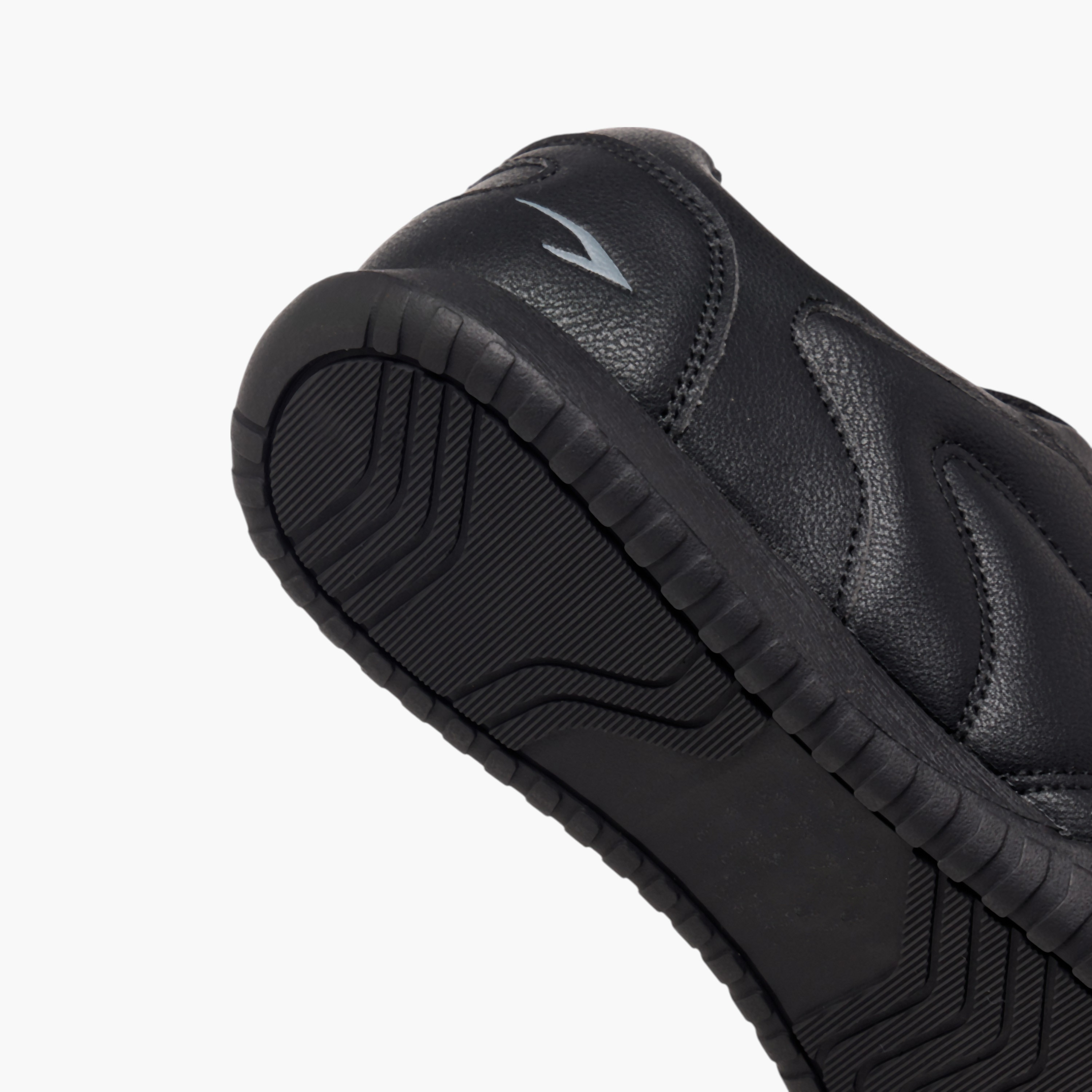 حذاء رياضي برباط إغلاق وتفاصيل شعار من داش-women-shoes-sports-image-6