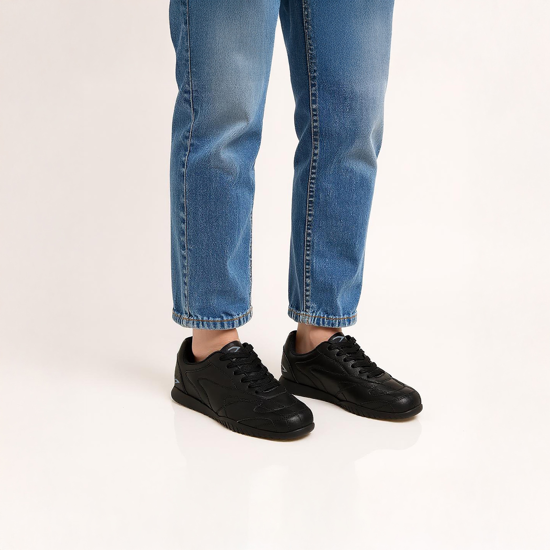 حذاء رياضي برباط إغلاق وتفاصيل شعار من داش-women-shoes-sports-image-2
