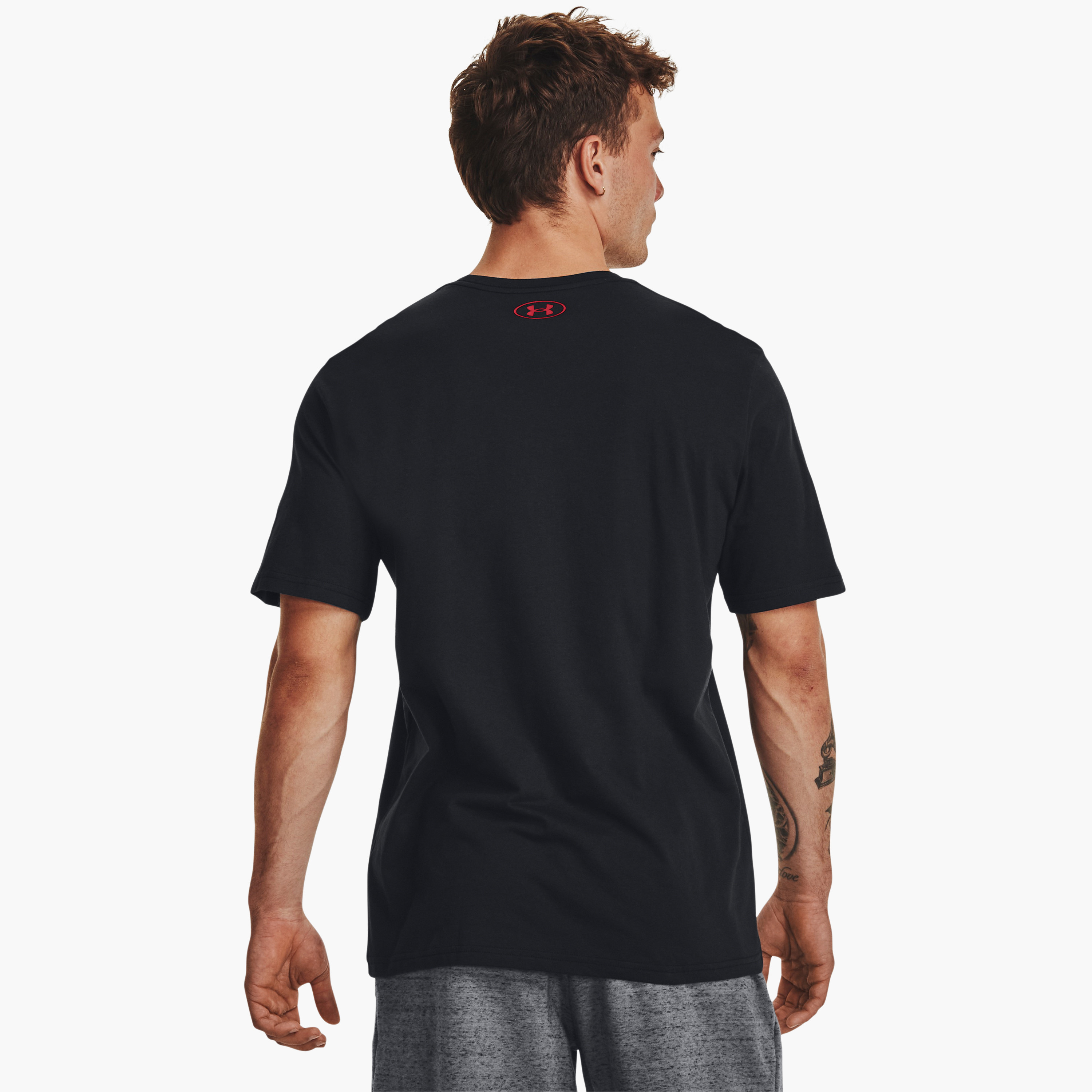 تي شيرت بأكمام قصيرة ورقبة دائرية ومطبوعة بماركة مؤسسة اندر ارمور جي ال | 1326849-men-clothing-sportswearandactivewear-tshirtsandpolos-image-4