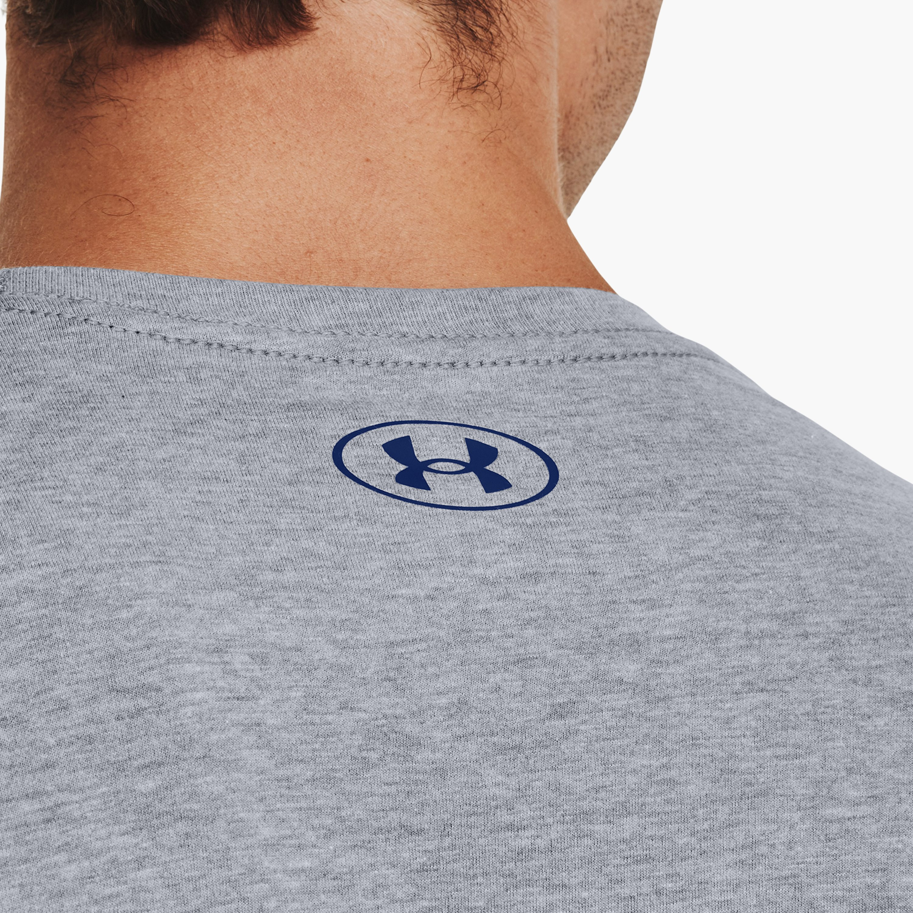 تي شيرت بأكمام قصيرة ورقبة دائرية ومطبوعة بماركة مؤسسة اندر ارمور جي ال | 1326849-men-clothing-sportswearandactivewear-tshirtsandpolos-image-11