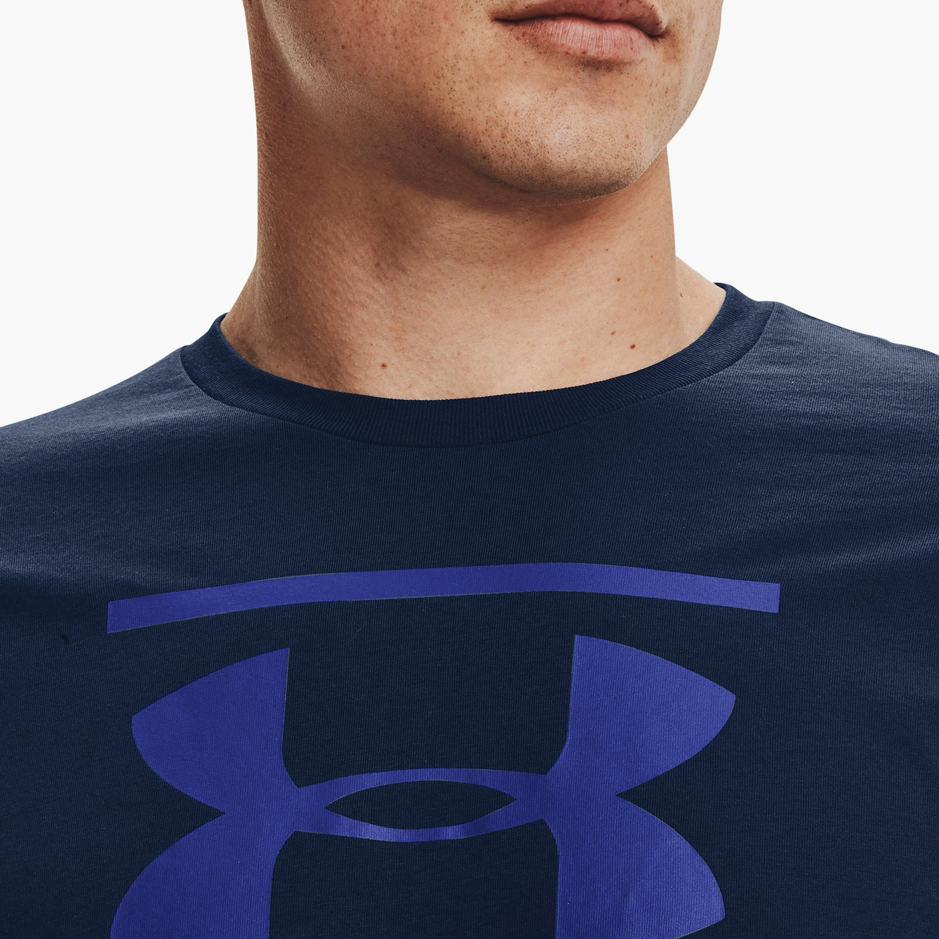 تي شيرت بأكمام قصيرة ورقبة دائرية ومطبوعة بماركة مؤسسة اندر ارمور جي ال | 1326849-men-clothing-sportswearandactivewear-tshirtsandpolos-image-23