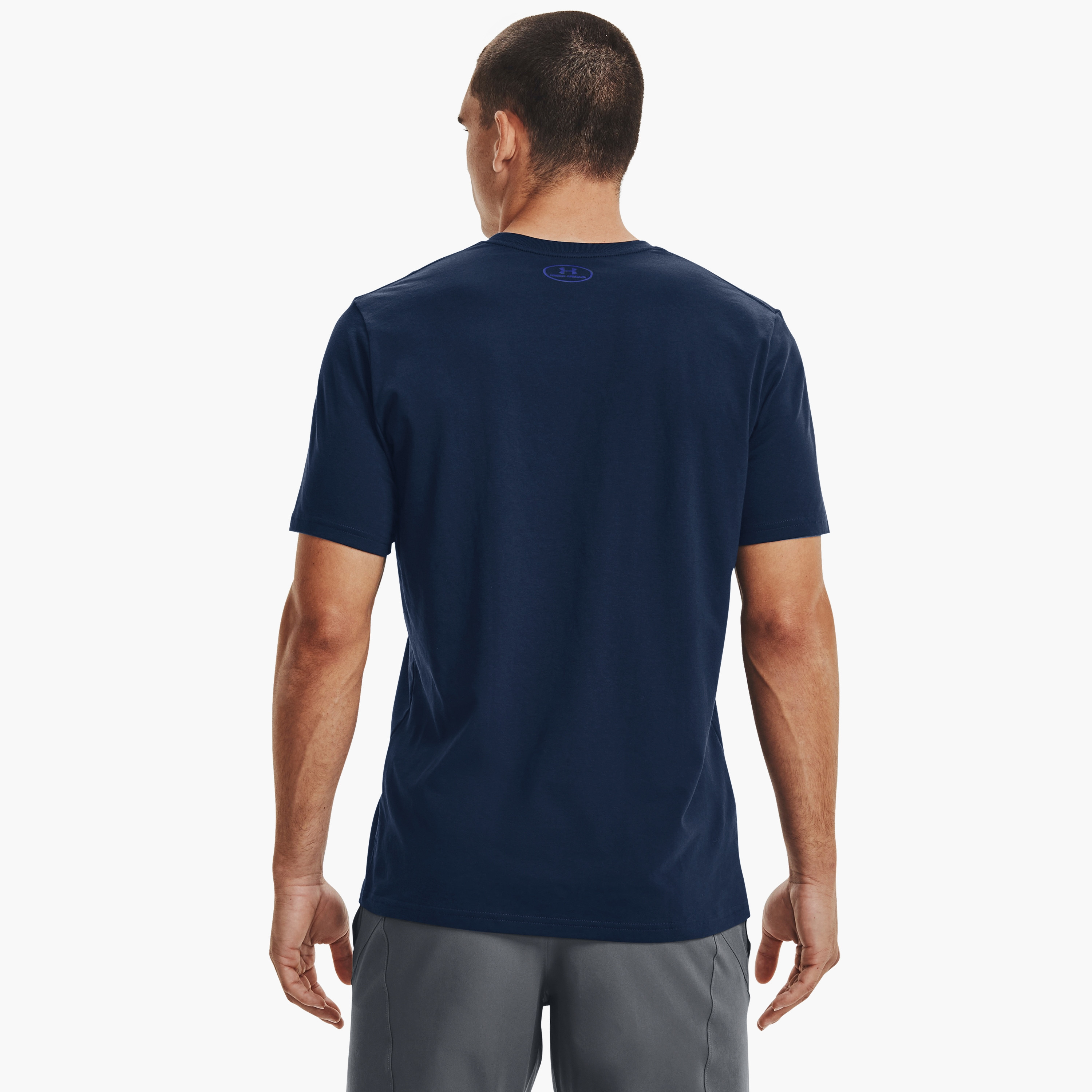 تي شيرت بأكمام قصيرة ورقبة دائرية ومطبوعة بماركة مؤسسة اندر ارمور جي ال | 1326849-men-clothing-sportswearandactivewear-tshirtsandpolos-image-24