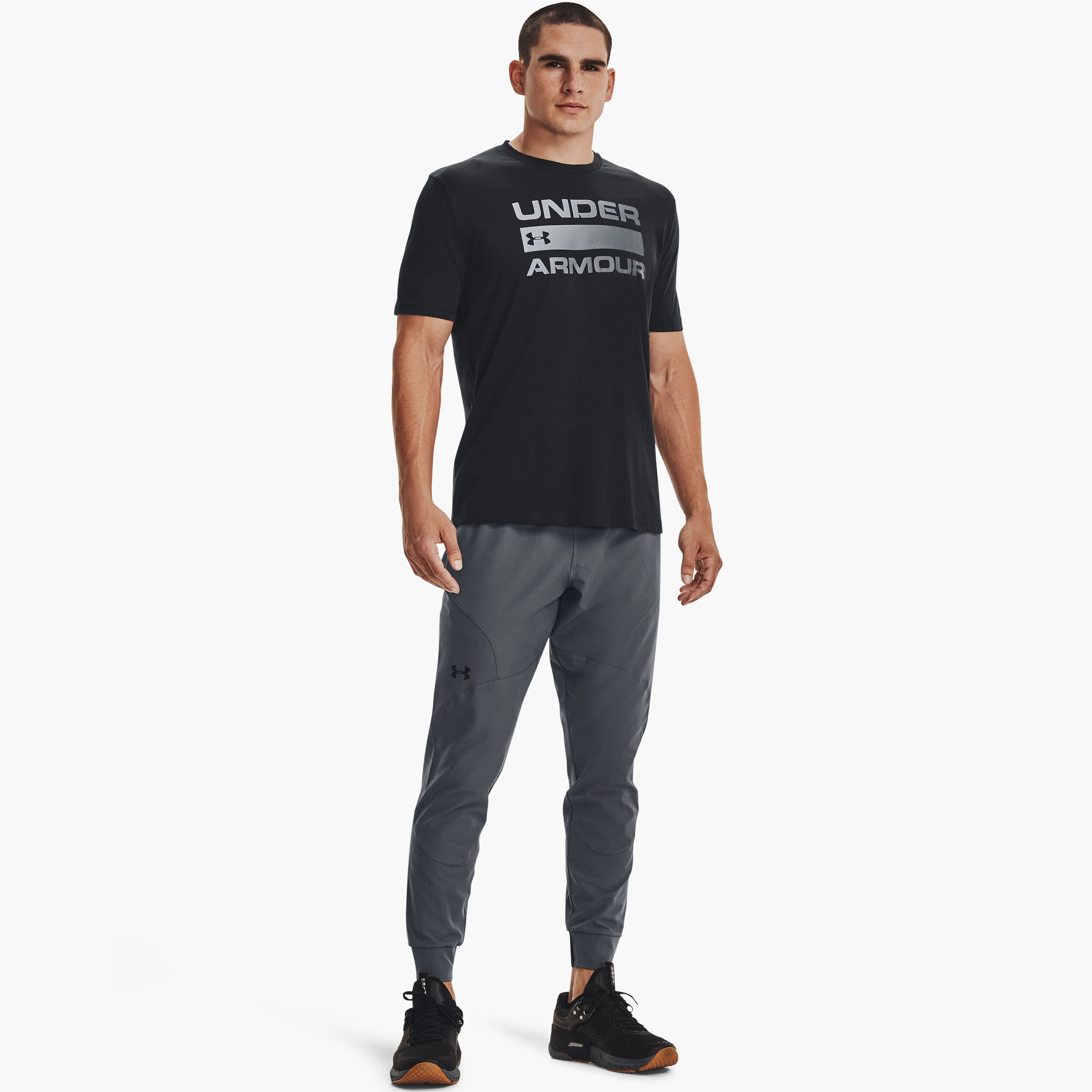 تي شيرت بأكمام قصيرة وياقة دائرية وطبعة فريق من اندر ارمر | 1329582-men-clothing-sportswearandactivewear-tshirtsandpolos-image-2