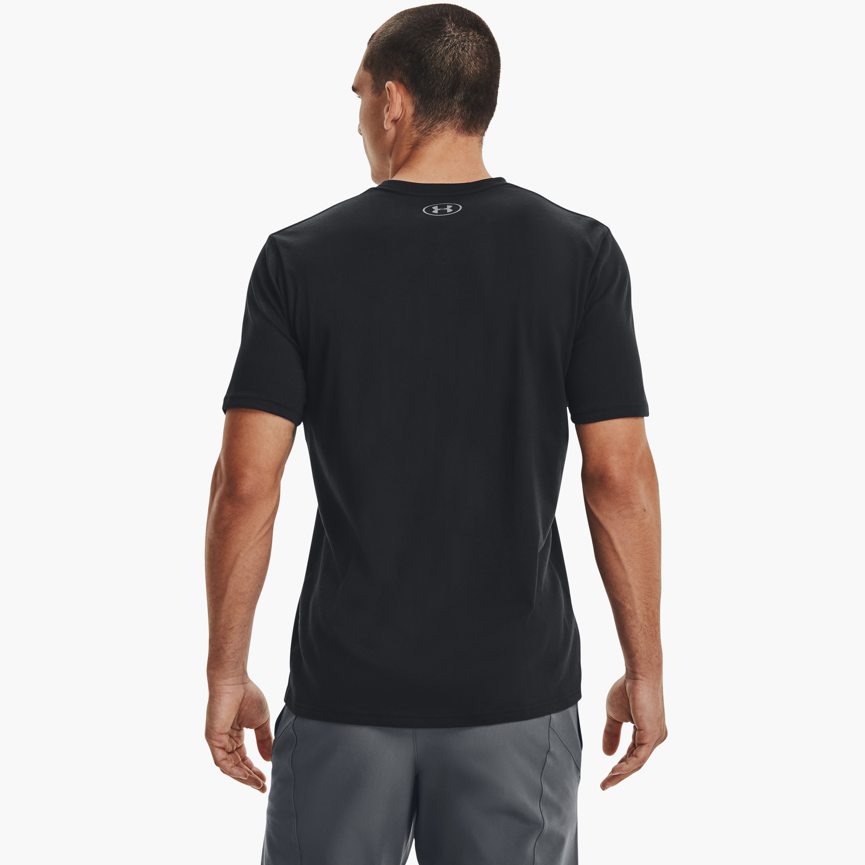 تي شيرت بأكمام قصيرة وياقة دائرية وطبعة فريق من اندر ارمر | 1329582-men-clothing-sportswearandactivewear-tshirtsandpolos-image-4