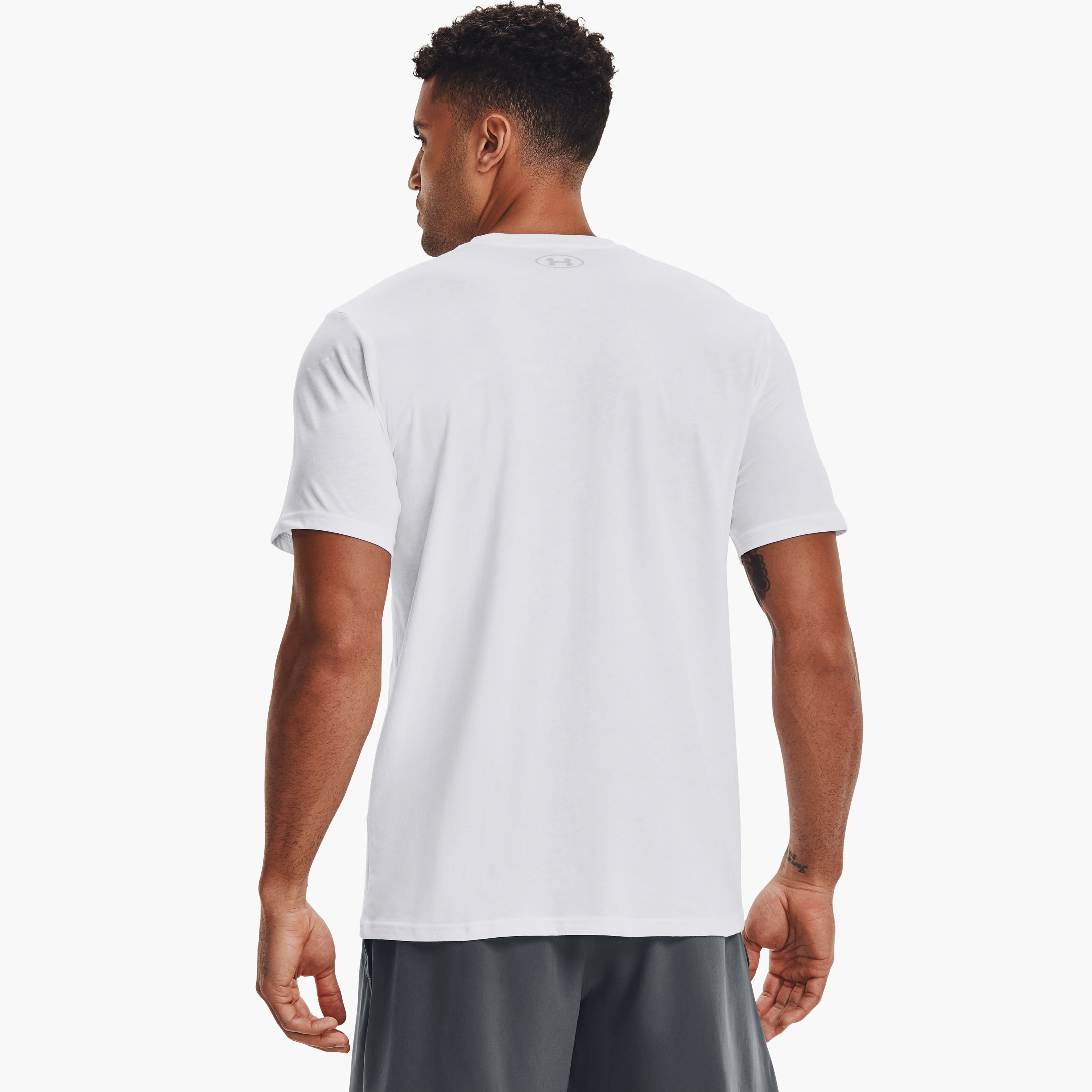 تي شيرت بأكمام قصيرة وياقة دائرية وطبعة فريق من اندر ارمر | 1329582-men-clothing-sportswearandactivewear-tshirtsandpolos-image-8