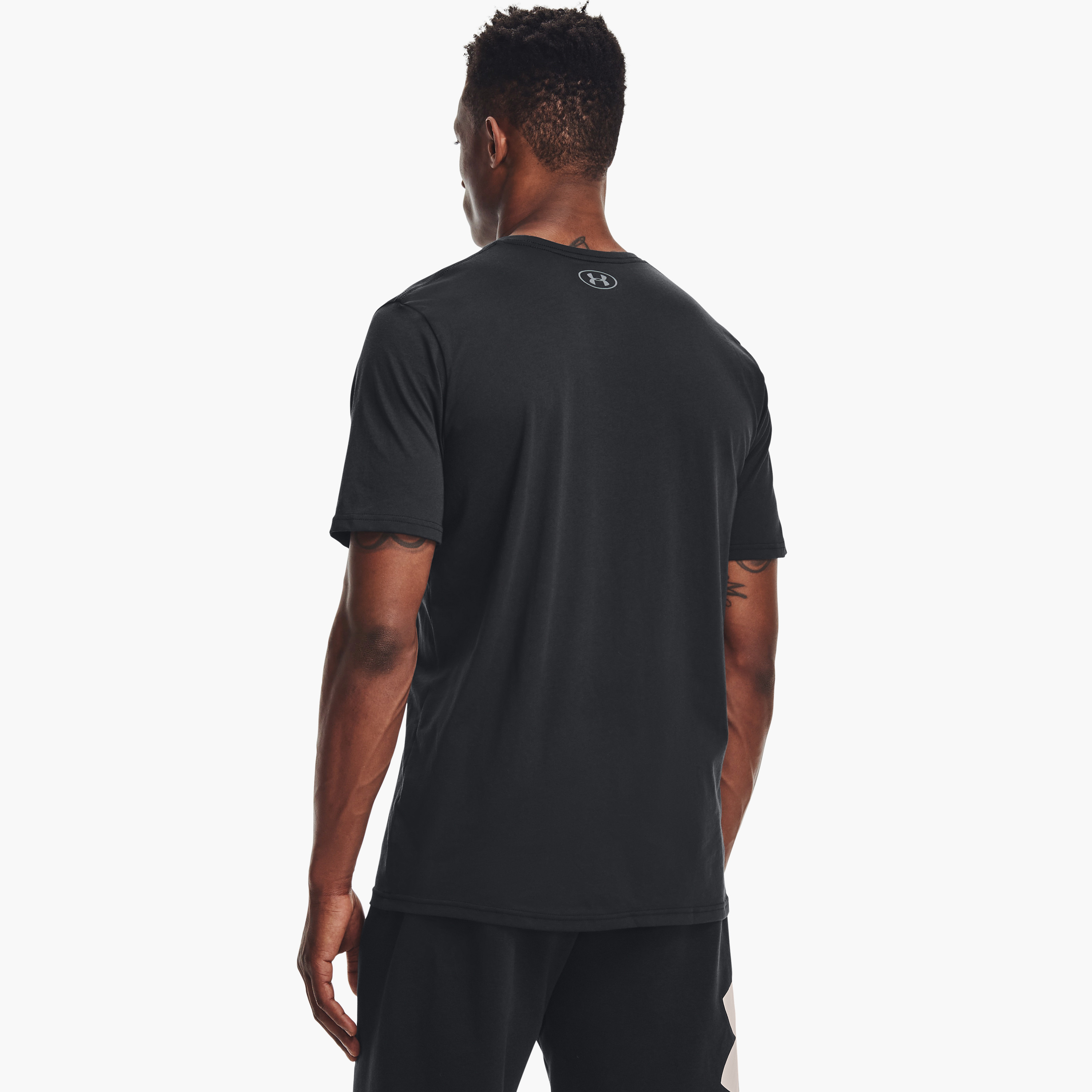 تي شيرت بياقة مستديرة وأكمام قصيرة بطبعة لوجو من اندر ارمور سبورت ستايل | 1329590-men-clothing-sportswearandactivewear-tshirtsandpolos-image-4
