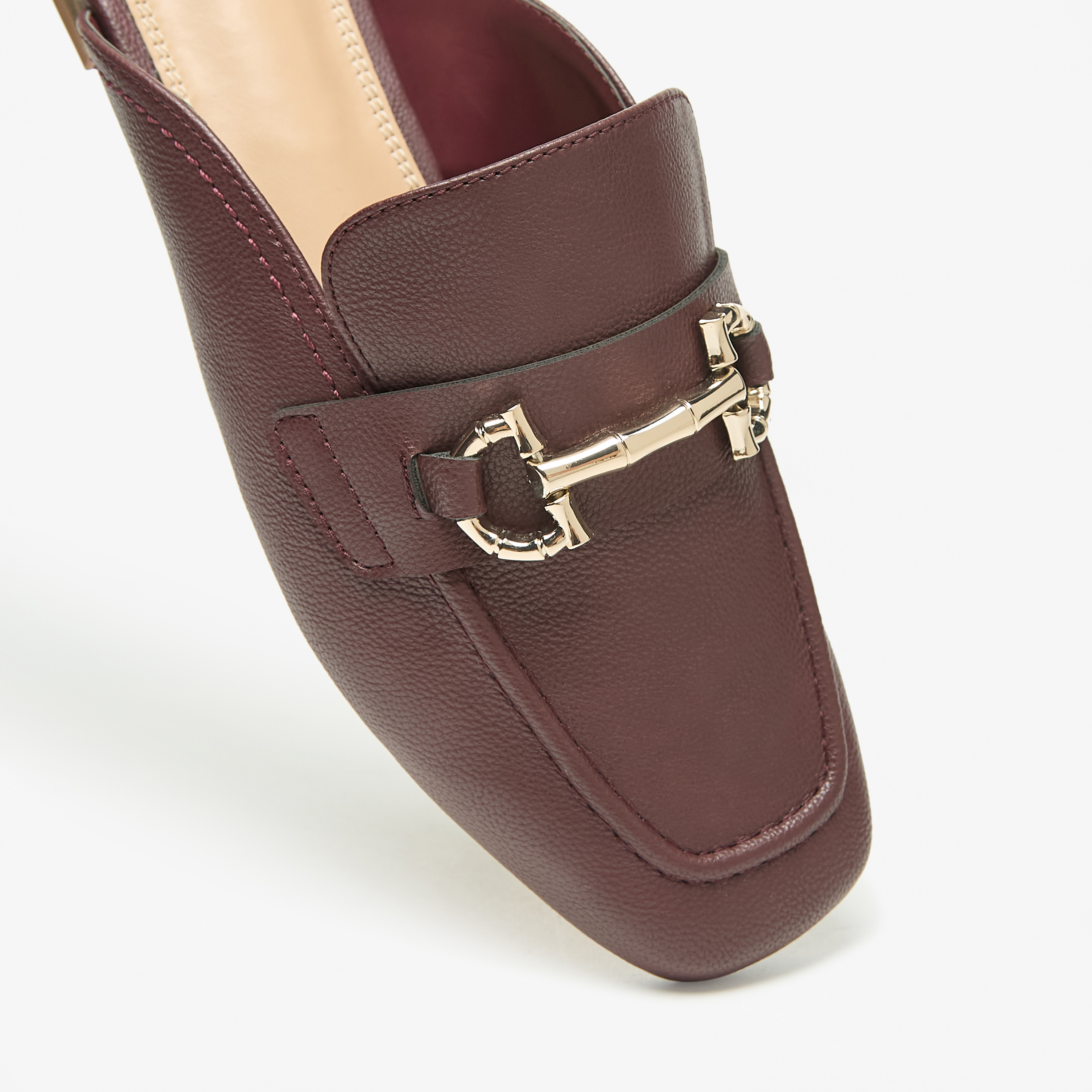 حذاء ميول سادة سهل الارتداء بزينة ميتاليك للنساء من سيليست-women-shoes-flats-mules-image-10