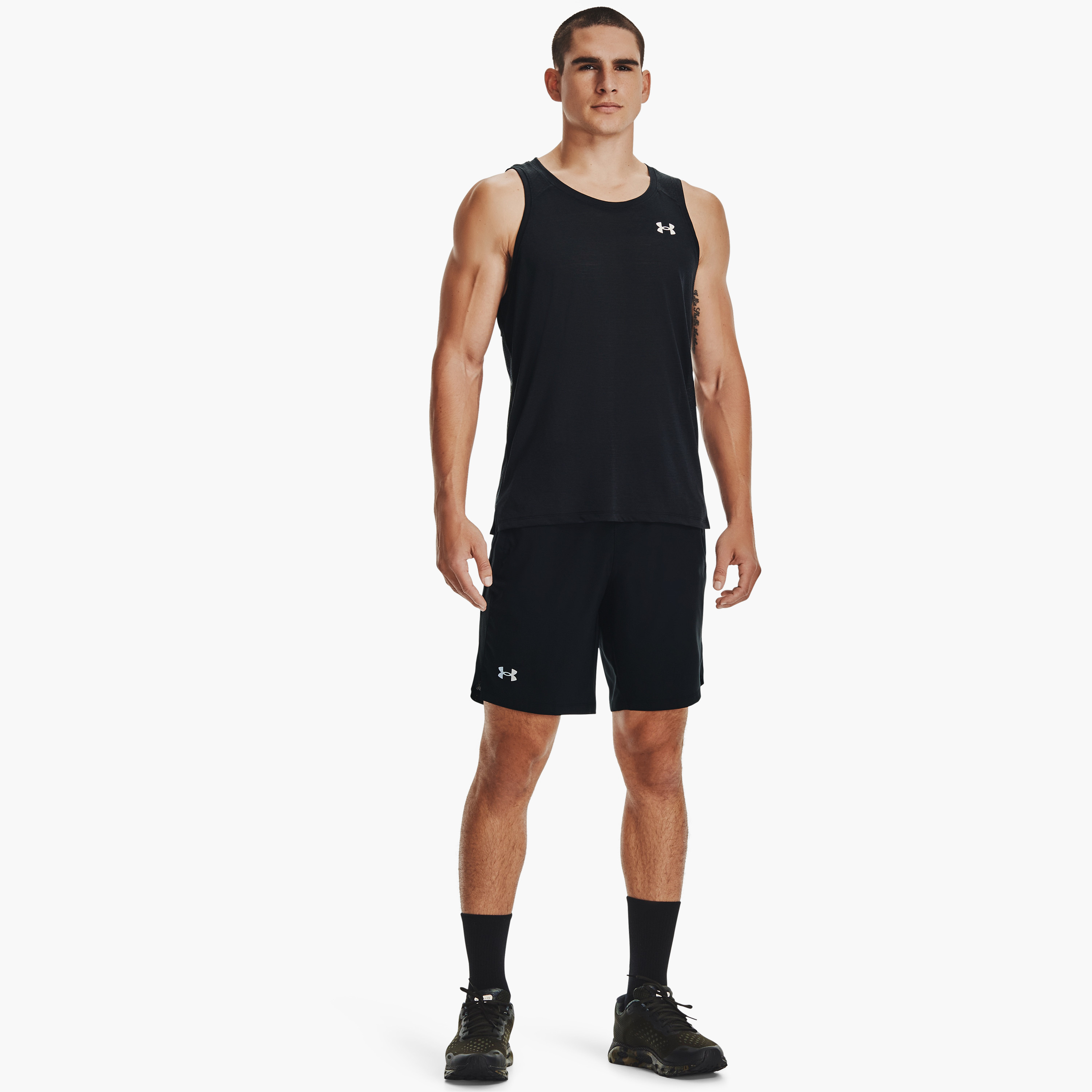 تيشيرت بشعار من اندر ارمر ستريكار برقبة مستديرة بلا أكمام | 1361468-men-clothing-sportswearandactivewear-tshirtsandpolos-image-2