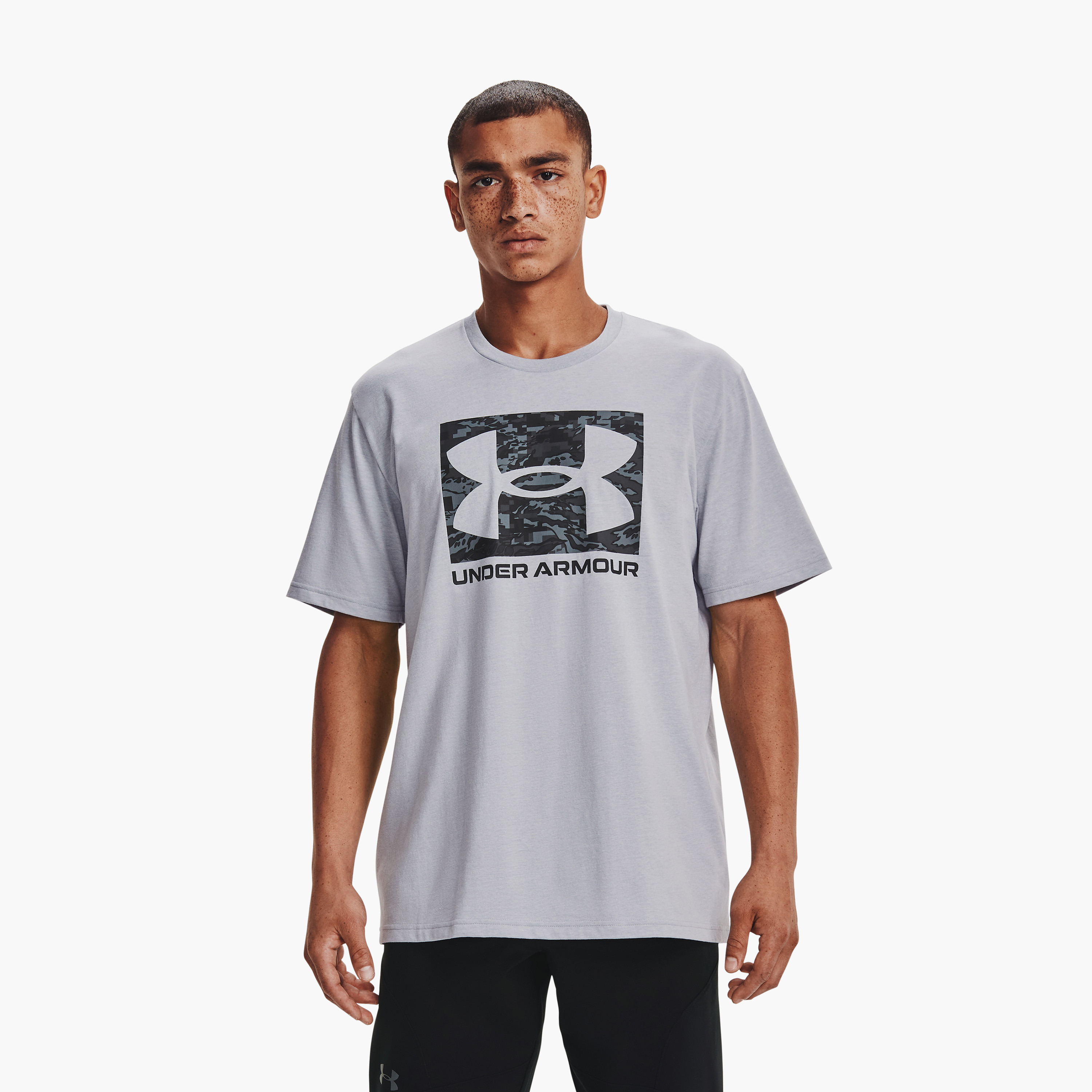تي شيرت بشعار ذو اي بي سي كامو بوكسد للرجال من أندر آرمور 1361673-011 | OE-men-clothing-sportswearandactivewear-tshirtsandpolos-image-1